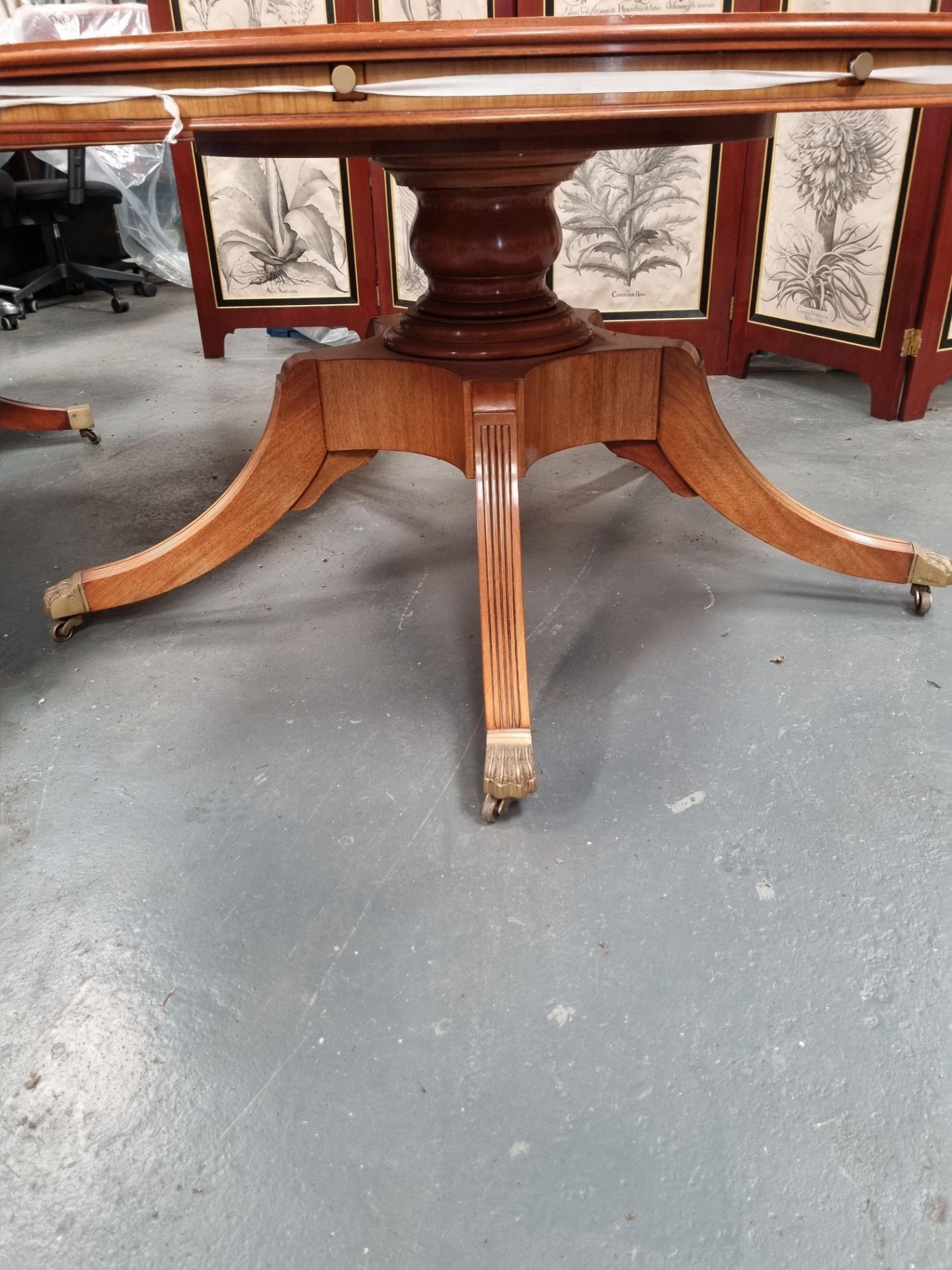 Arthur Brett Extending Circular Dining Table With Olivewood Veneers on one pedestal with five legs - Bild 3 aus 4