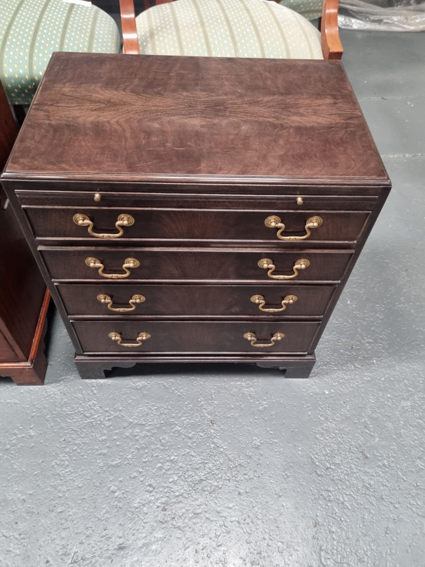 Arthur Brett Walnut 4 drawer chest with slide Height 63cm Width 58cm Depth 38cm - Bild 3 aus 3