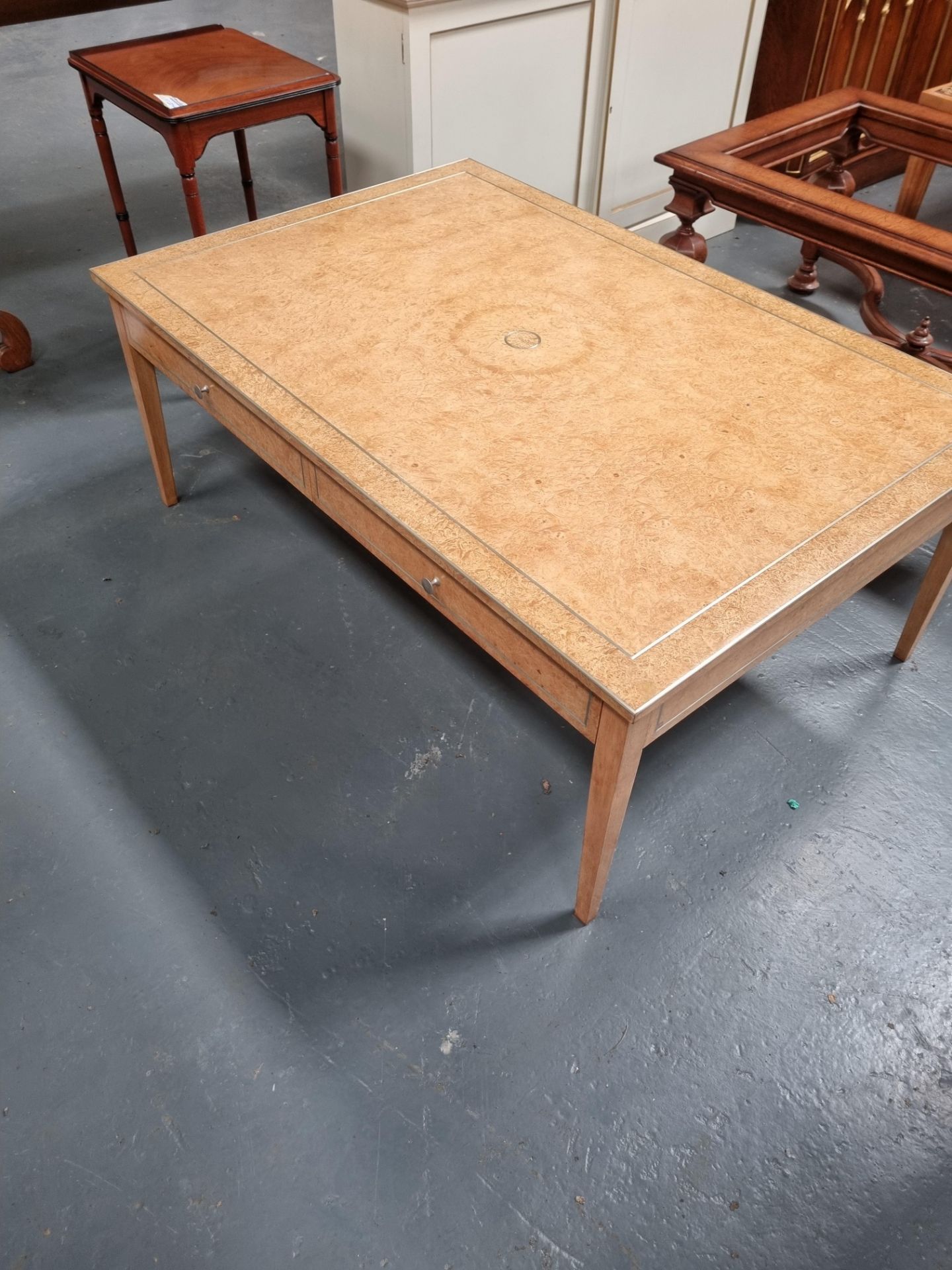 Arthur Brett Burr Maple coffee table with gold inlay and tapered legs Height 50cm Width 127cm - Bild 3 aus 5