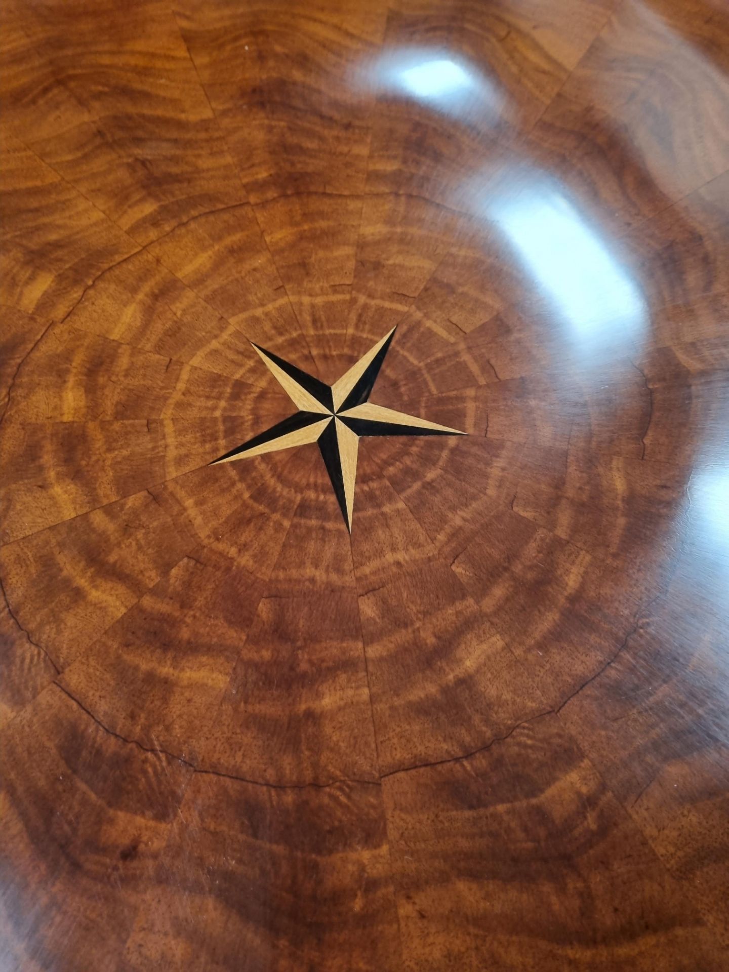 Arthur Brett extending Mahogany Circular Dining Table with centre star detail on one pedestal with - Bild 2 aus 5