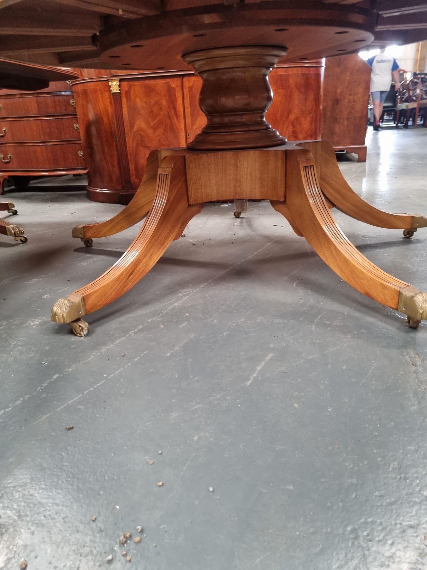 Arthur Brett Extending Mahogany Circular Dining Table With Olivewood Veneers on one pedestal with - Bild 4 aus 5