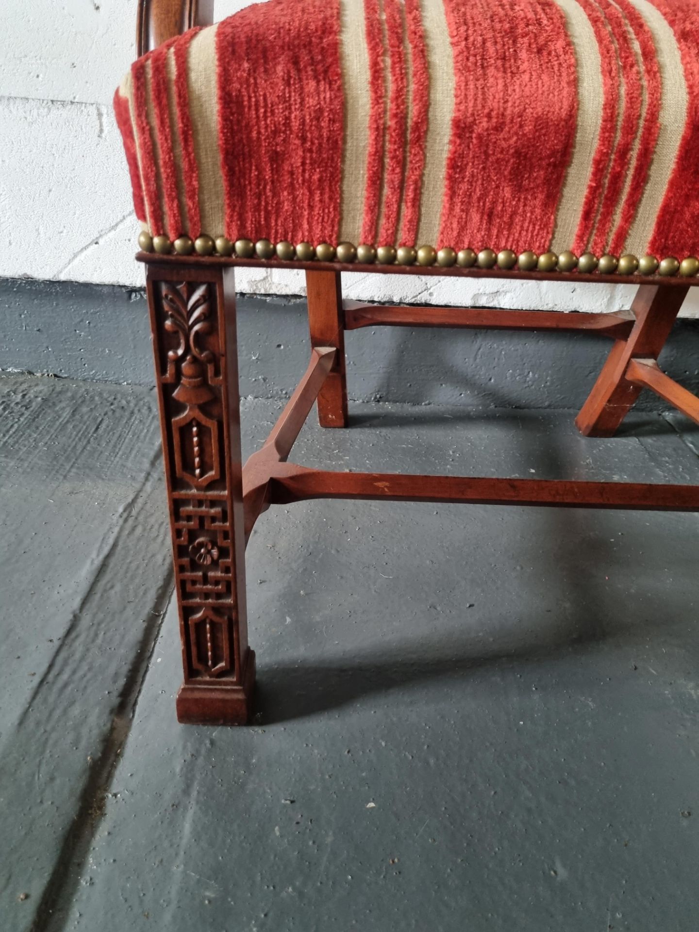 Arthur Brett Mahogany Dining Side Chair With Subtly Carved Detail To Back And Front Legs With A - Bild 3 aus 5