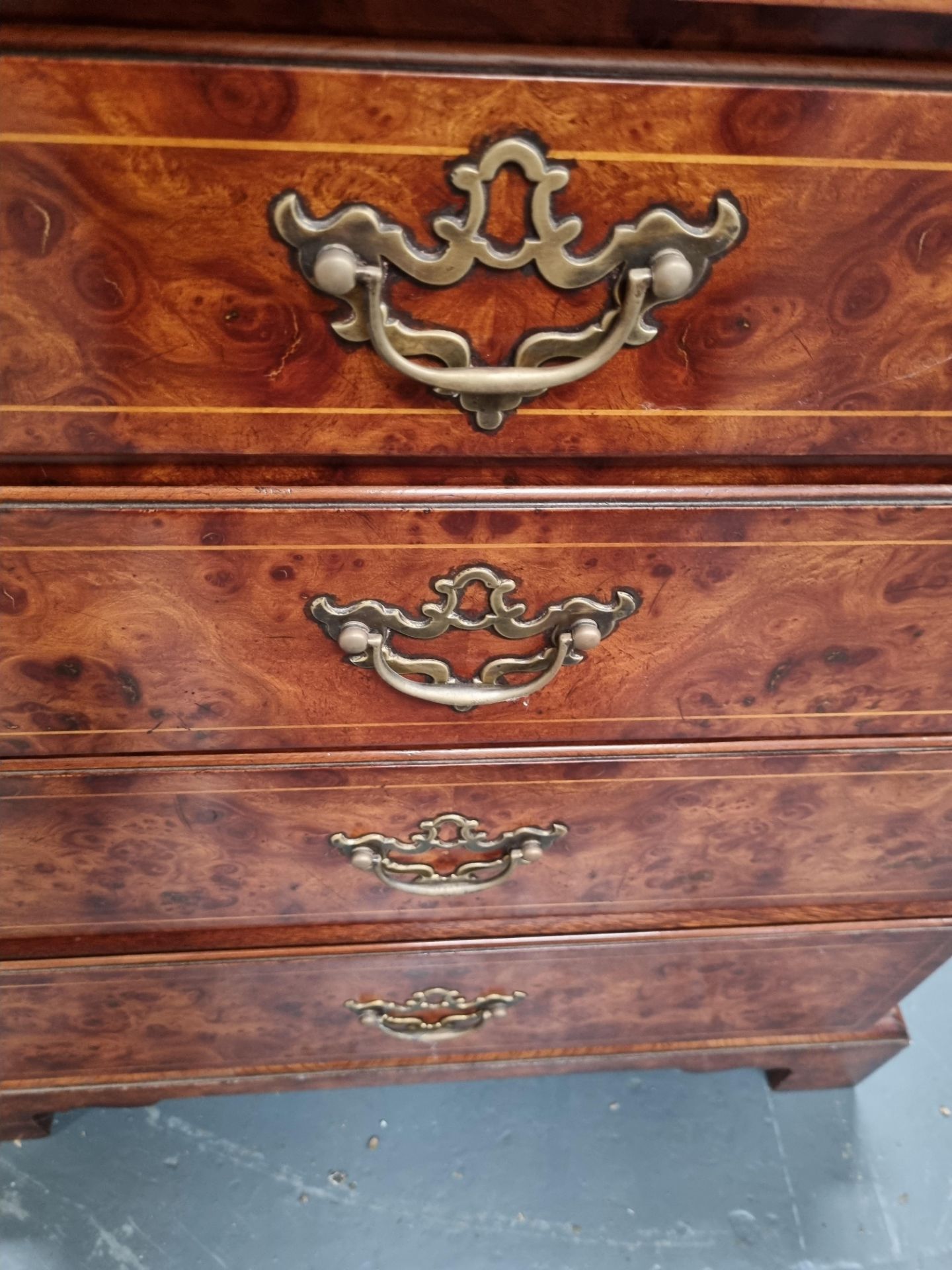 Arthur Brett Walnut 4 chest drawers with brass handles Height 72cm width 64cm Depth 46cm - Bild 4 aus 4