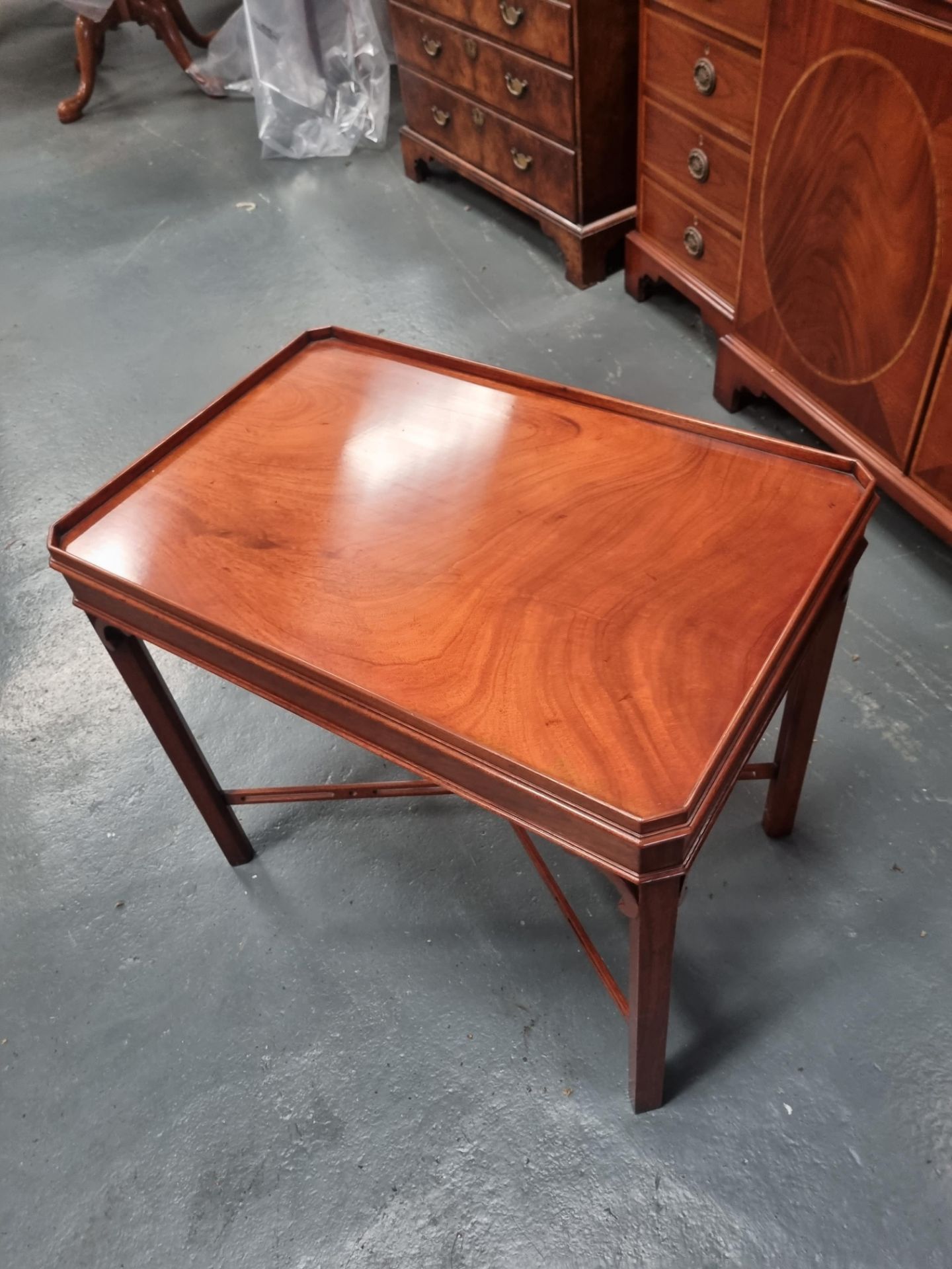 Arthur Brett Mahogany End Table In X Antique Finish Chippendale-Style With Low Gallery And Pierced - Bild 2 aus 4