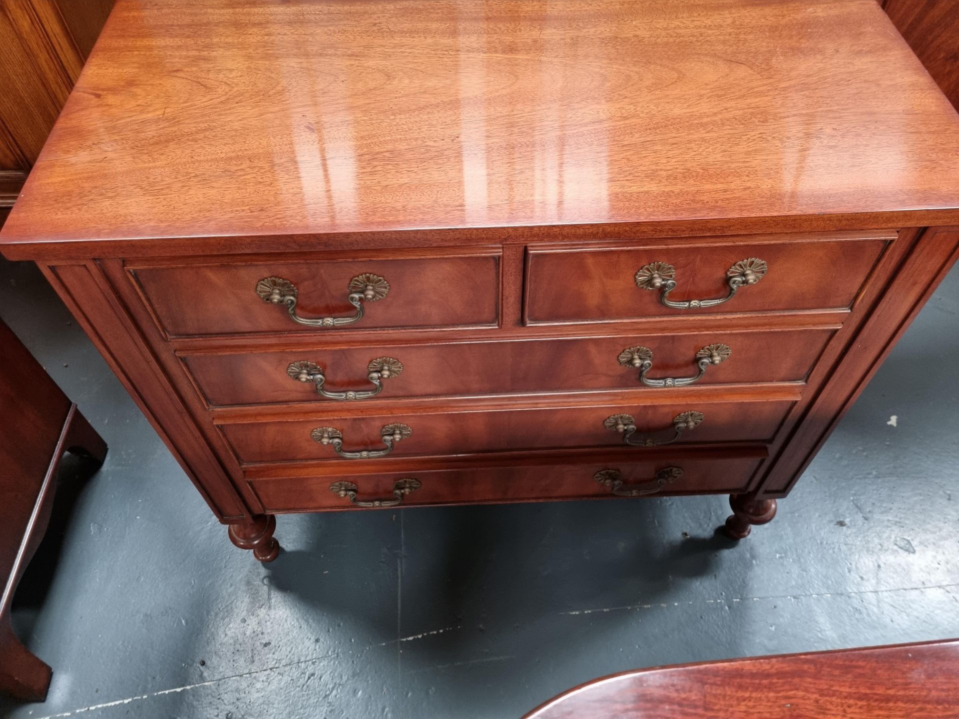 Arthur Brett Mahogany Bedside Chest with 5 drawers finished with brass handles Height 70.5cm width - Bild 3 aus 5