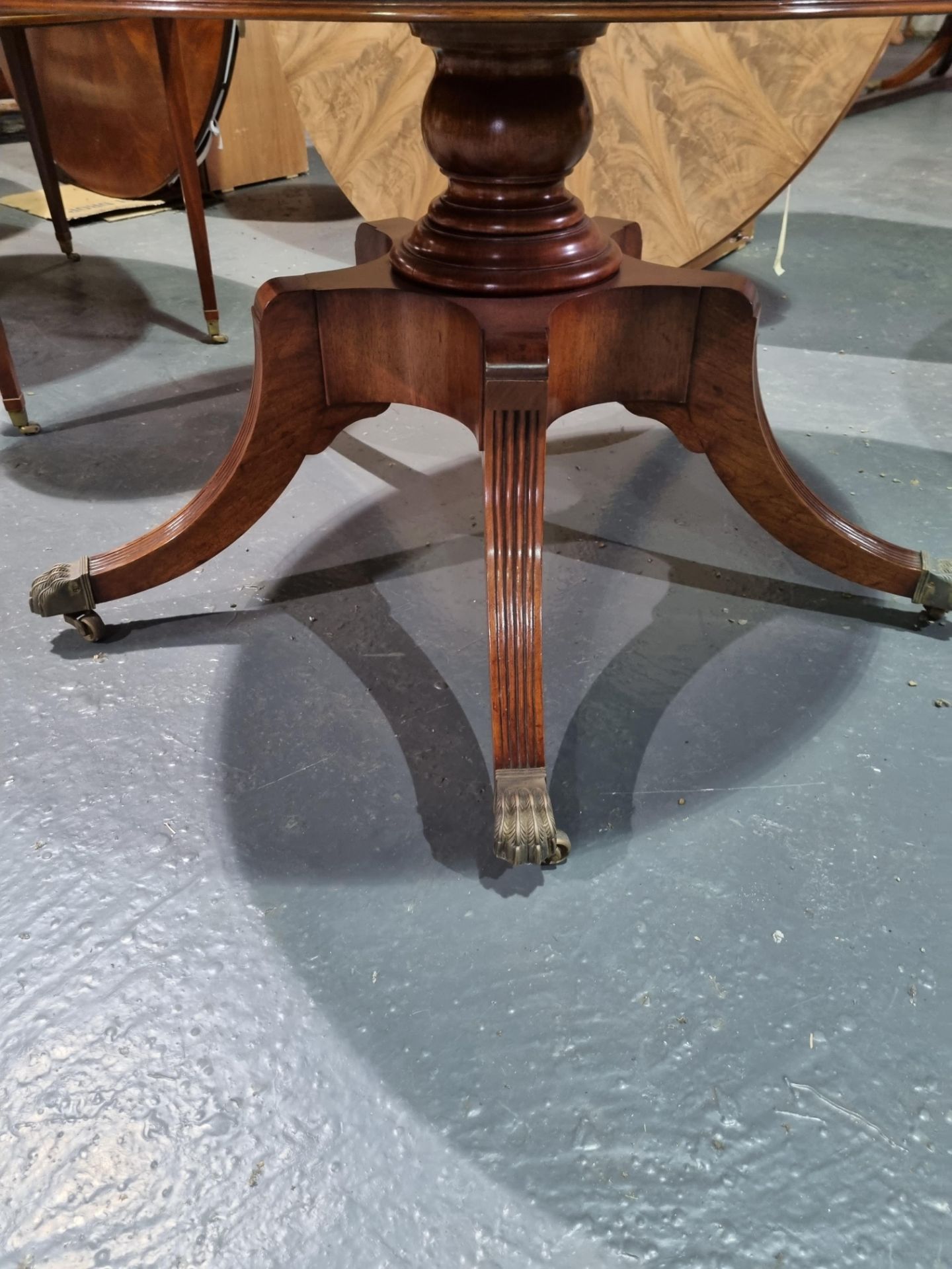 Arthur Brett Mahogany circular dining table on single pedestal with five legs on brass claw feet - Bild 4 aus 4