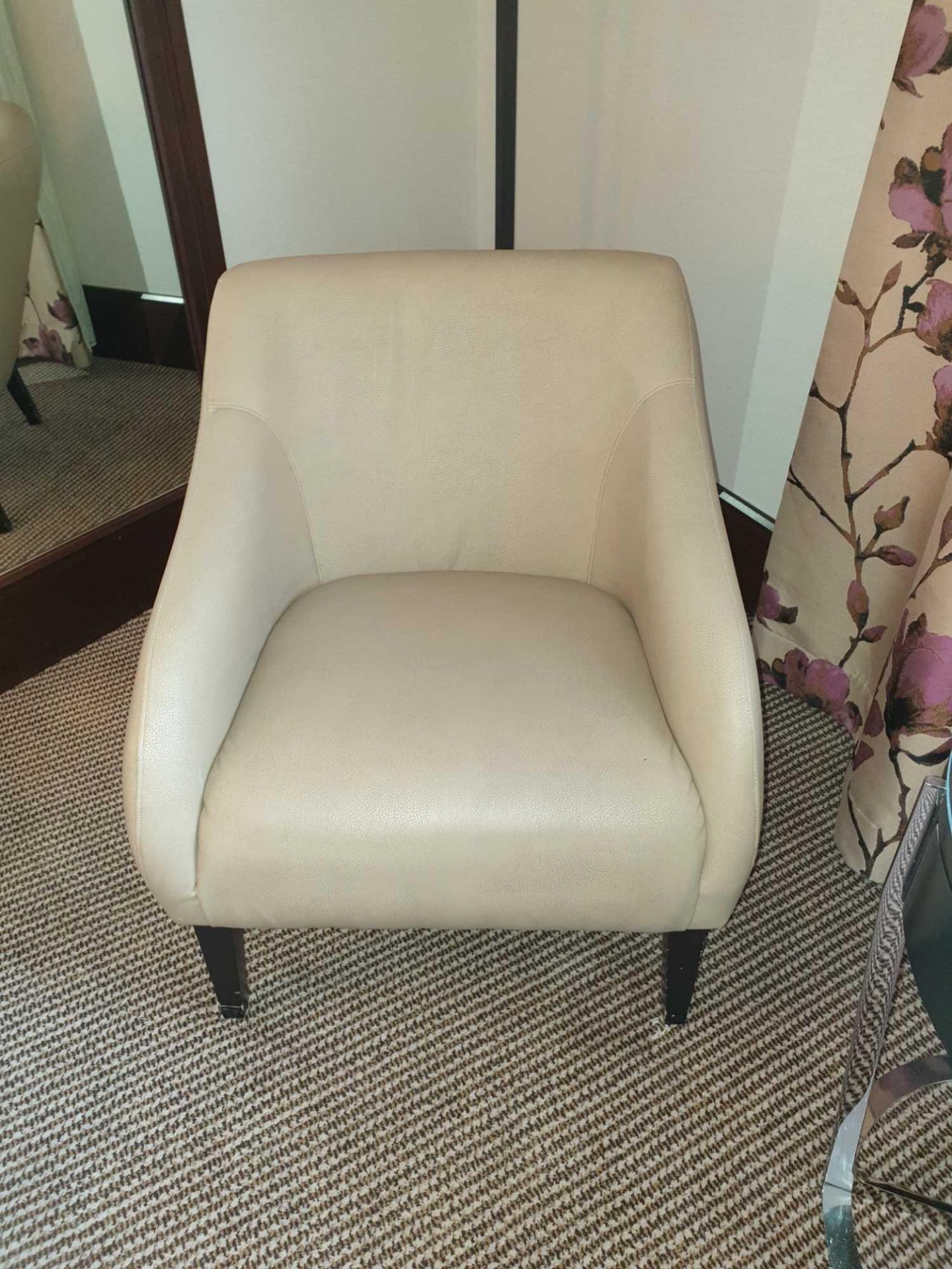 A pair Edelman Beige Leather Lounge Chair Dark Brown Wooden Legs 80 (D) 65 (W) By 70 Cm (H) - Bild 2 aus 3