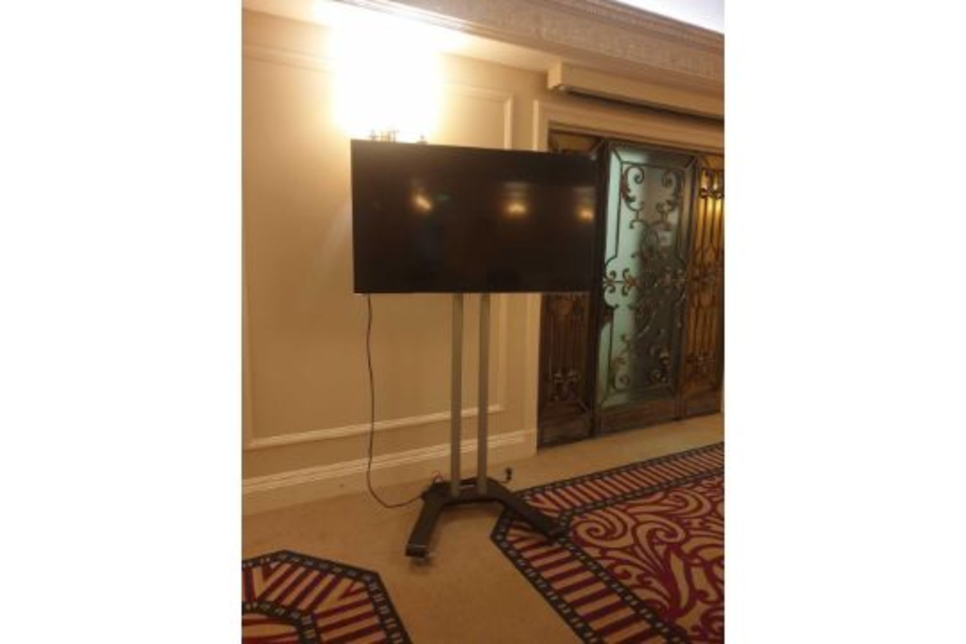 Mobile stand for large monitor / TV capacity to 50"