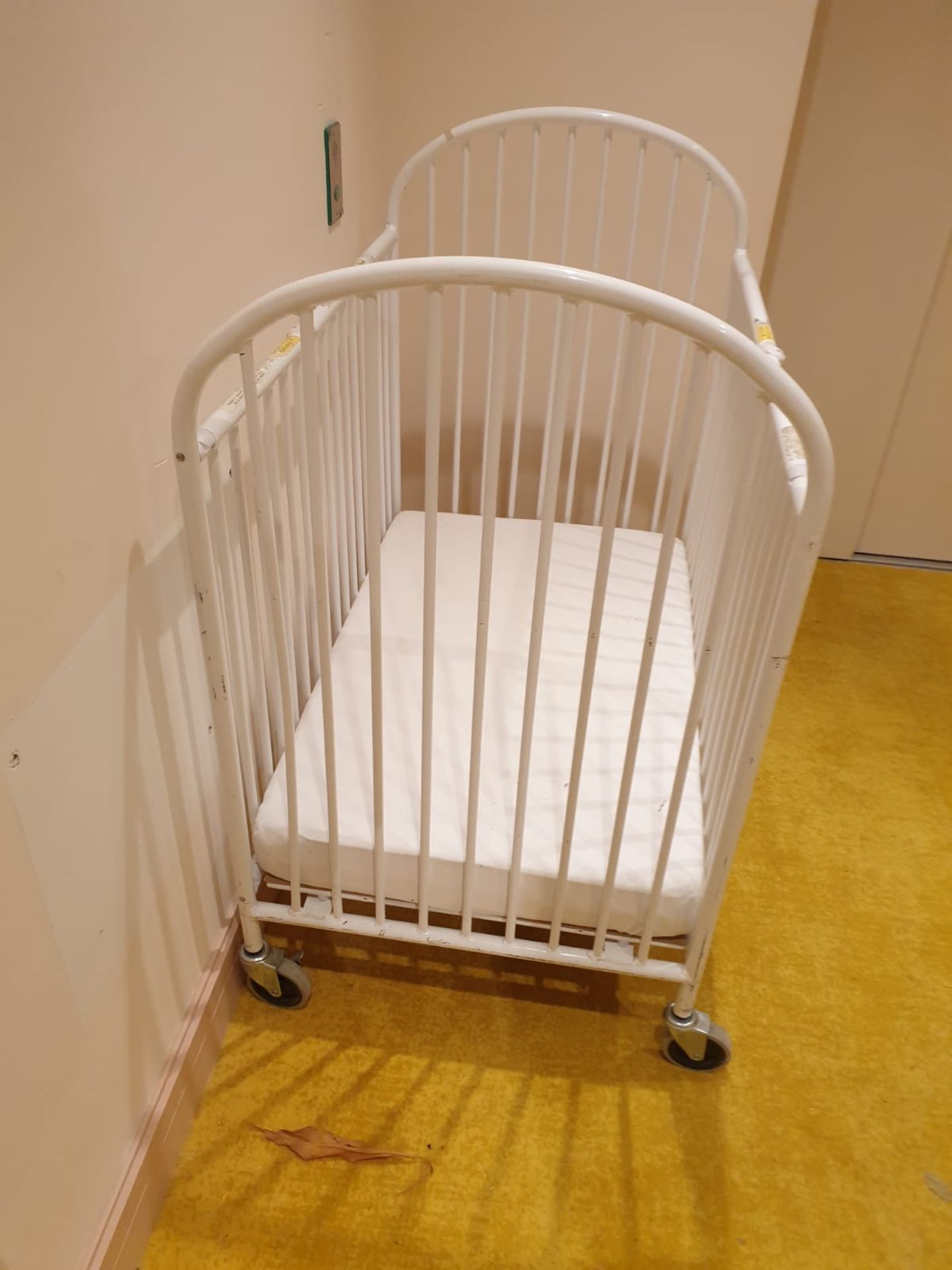 Fundations PINNACLE STEEL FOLDING COMPACT CRIB White Steel Folding Compact Crib is a smart choice - Image 3 of 3