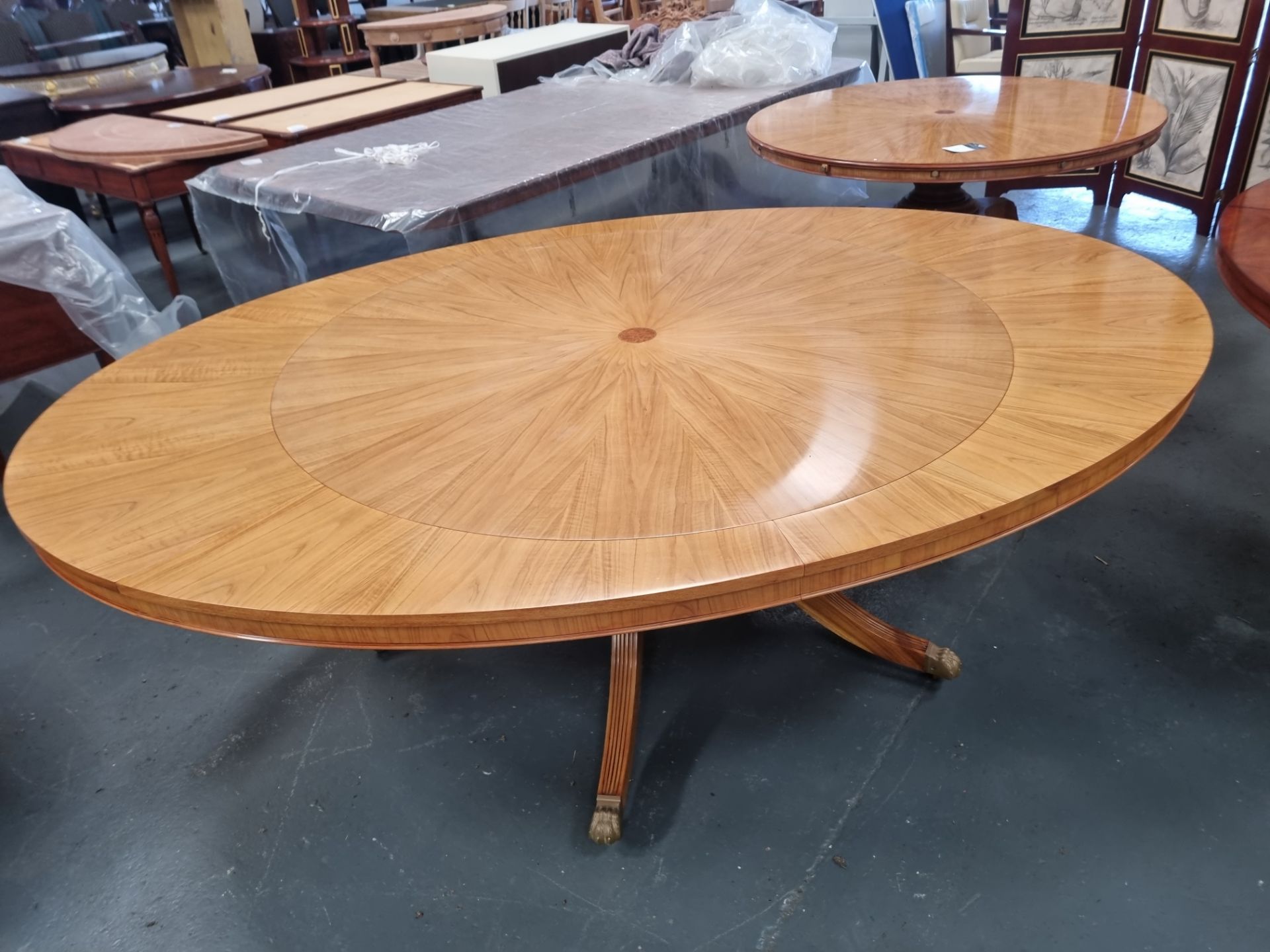 Arthur Brett E X Tending Circular Dining Table With Olivewood Veneers On One Pedestal With Five Legs - Bild 8 aus 8