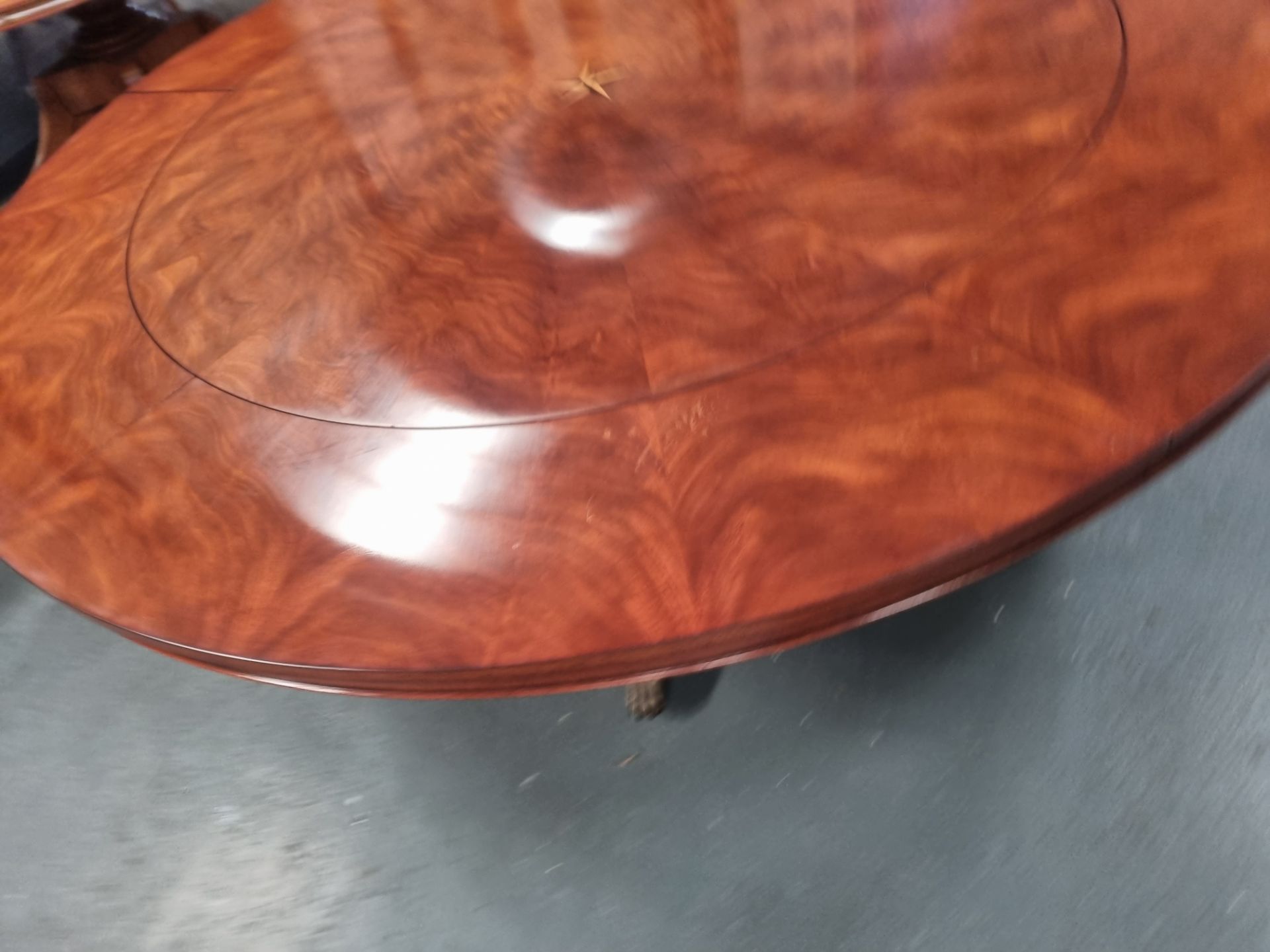 Arthur Brett E X Tending Mahogany Circular Dining Table With Centre Star Detail On One Pedestal With - Bild 7 aus 9