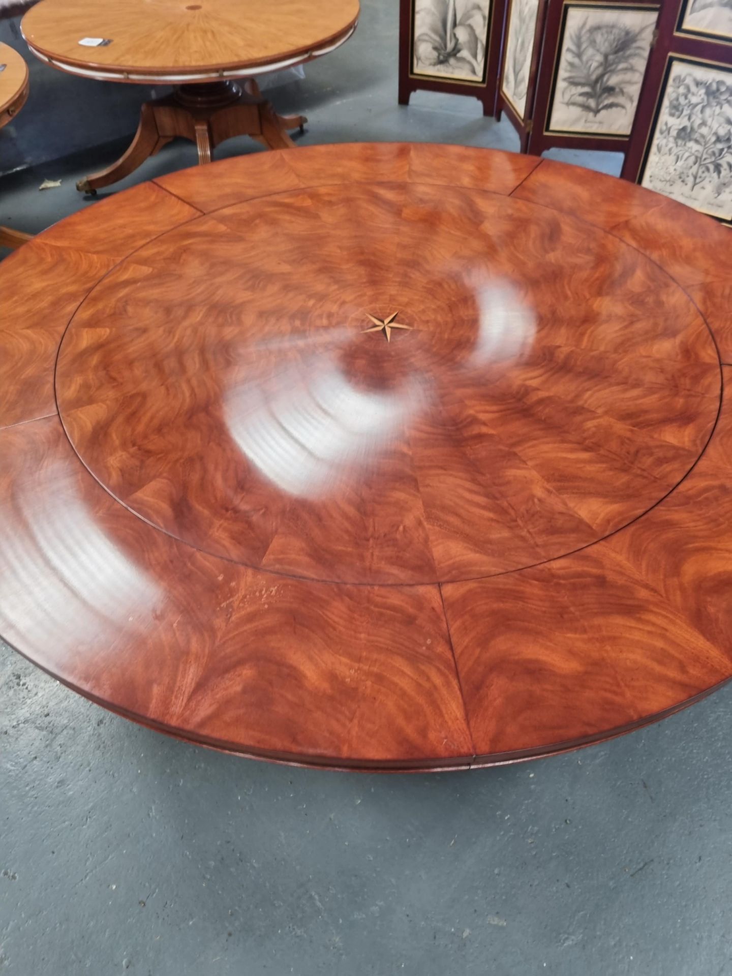 Arthur Brett E X Tending Mahogany Circular Dining Table With Centre Star Detail On One Pedestal With - Bild 8 aus 9
