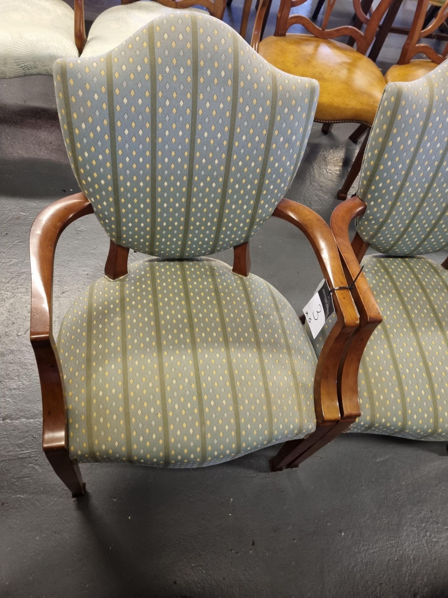 5 X Arthur Brett Upholstered Shield Back Chairs In Green Patterned Bespoke Upholstery The Shield - Bild 2 aus 5