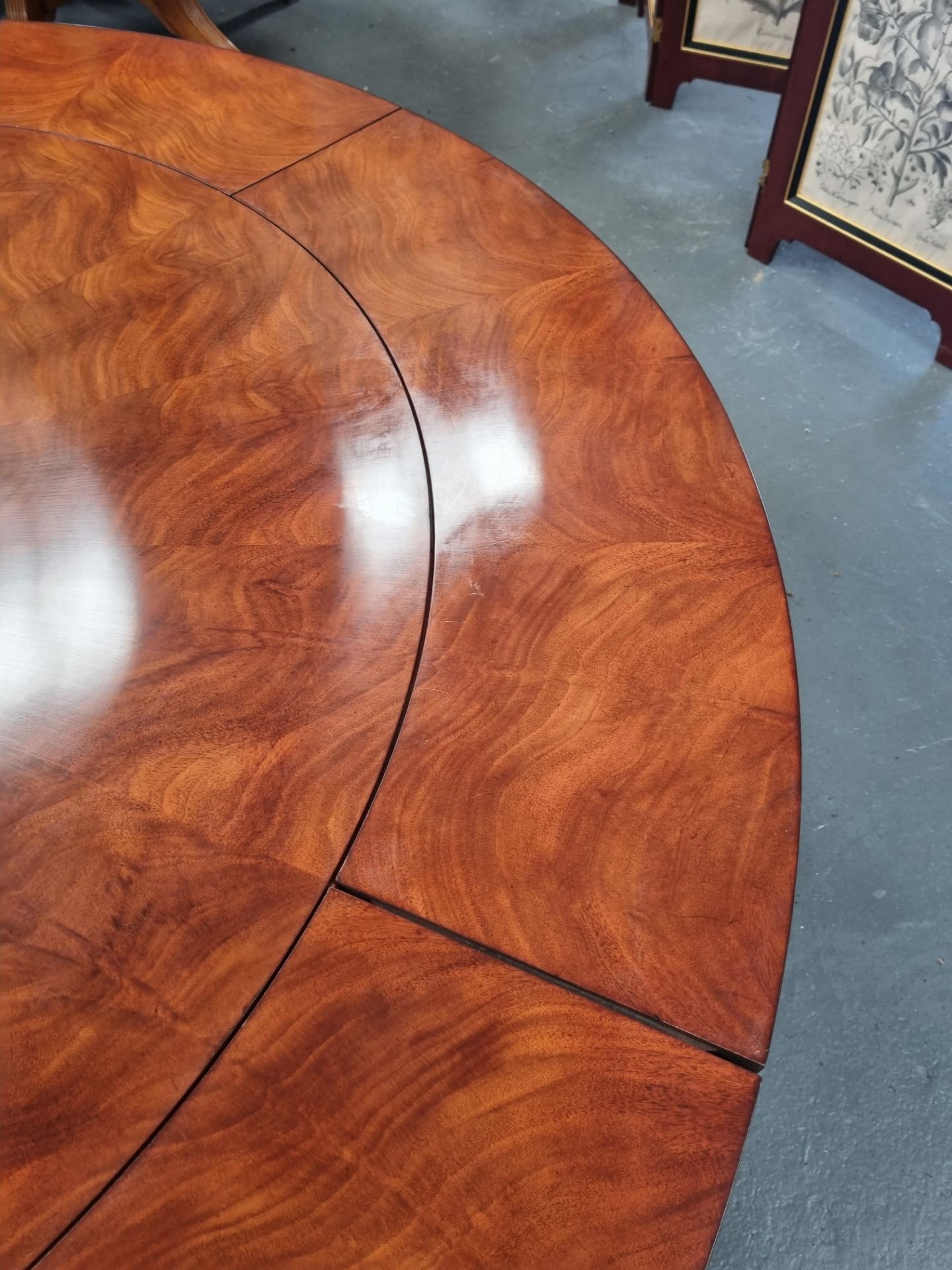 Arthur Brett E X Tending Mahogany Circular Dining Table With Centre Star Detail On One Pedestal With - Bild 2 aus 9