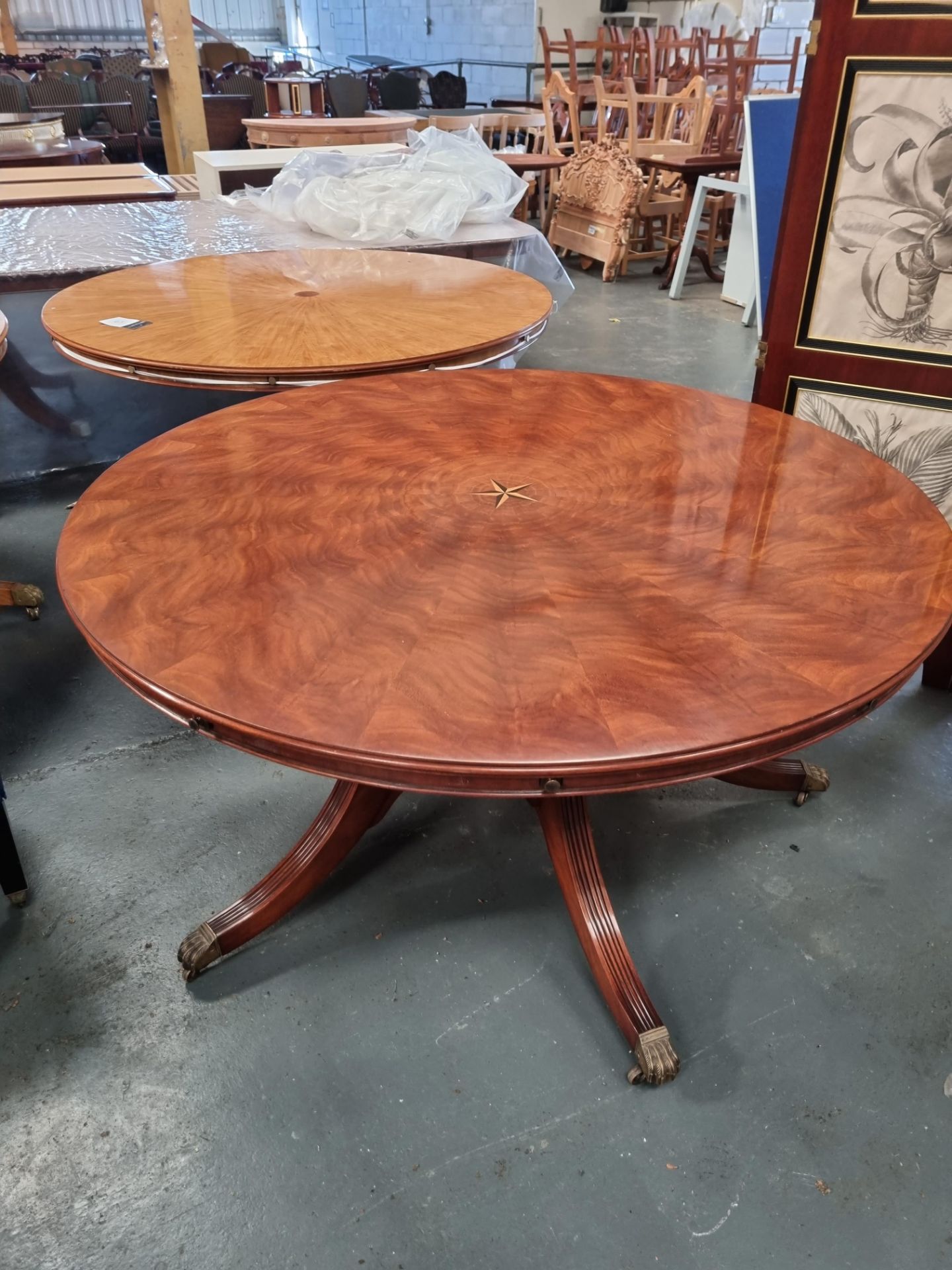 Arthur Brett E X Tending Mahogany Circular Dining Table With Centre Star Detail On One Pedestal With - Bild 5 aus 9