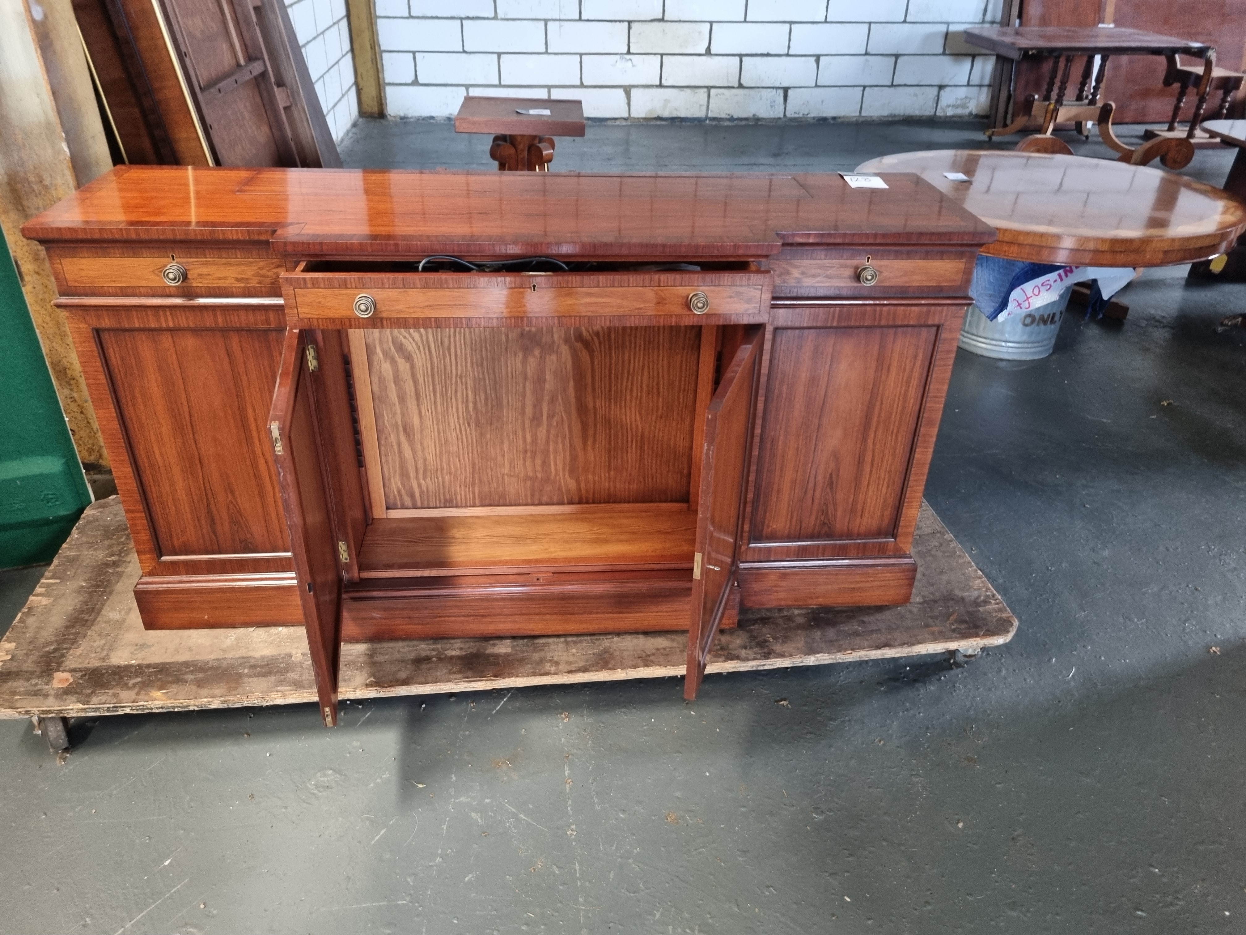 Arthur Brett Mahogany Pop Up TV Credenza Unit Height 87cm Width 165cm Depth 50cm - Image 2 of 2