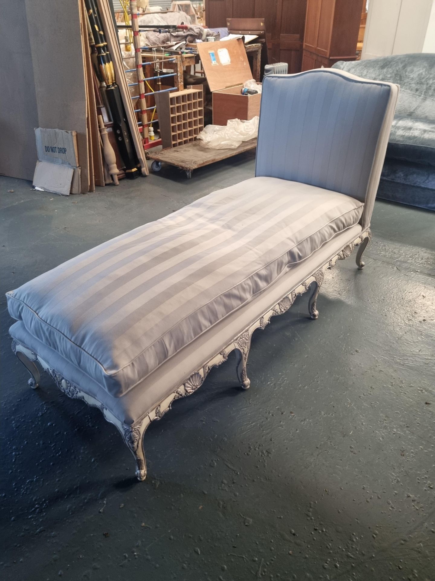 Grey Stripe Upholstered French Day Bed (Broken) Height 104cm Width 200cm Depth 75cm - Bild 3 aus 5