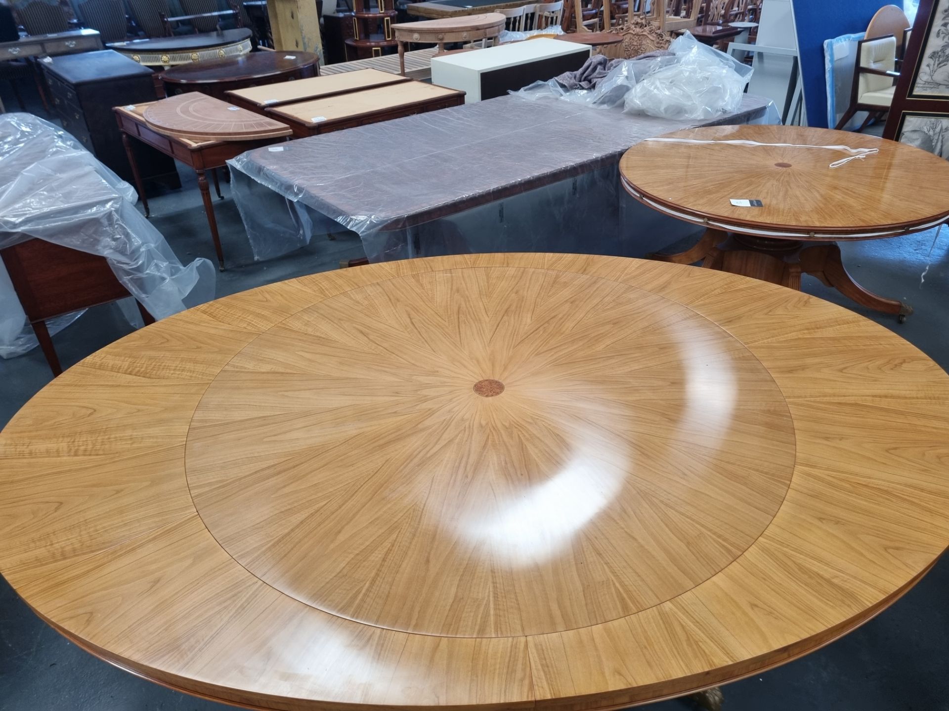 Arthur Brett E X Tending Circular Dining Table With Olivewood Veneers On One Pedestal With Five Legs - Bild 4 aus 8