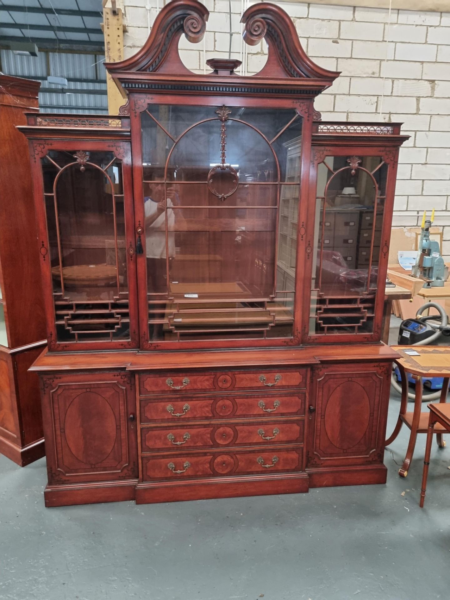 Arthur Brett Chippendale Style Carved Mahogany Bureau Bookcase This Extremely Fine Carved Piece Is - Bild 2 aus 3