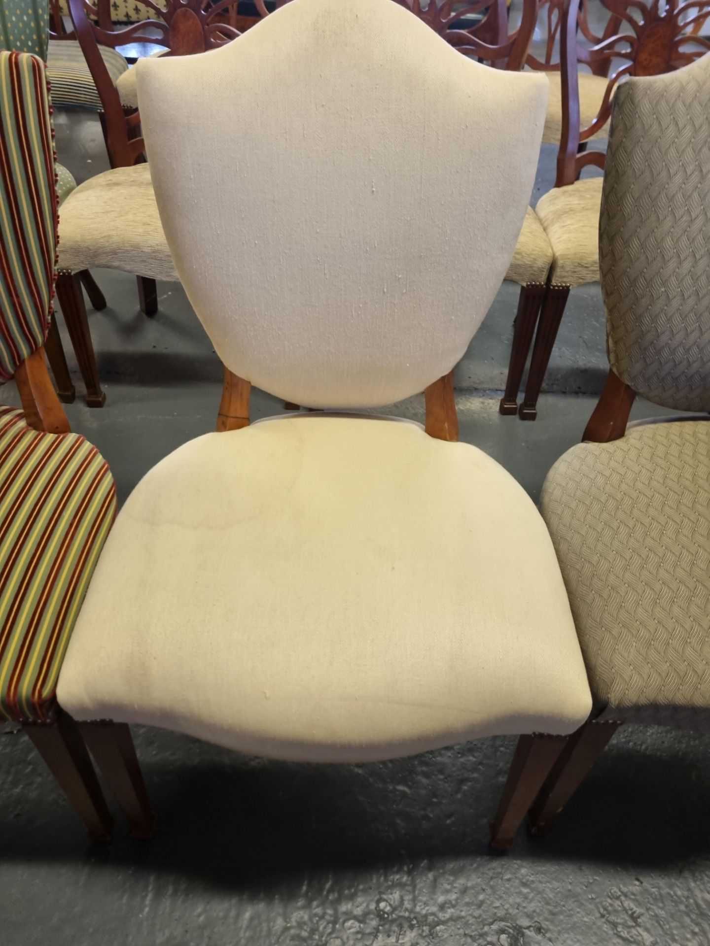 4 X Arthur Brett Upholstered Shield Back Chairs In Assorted Bespoke Upholstery The Shield Back Shape - Bild 3 aus 5