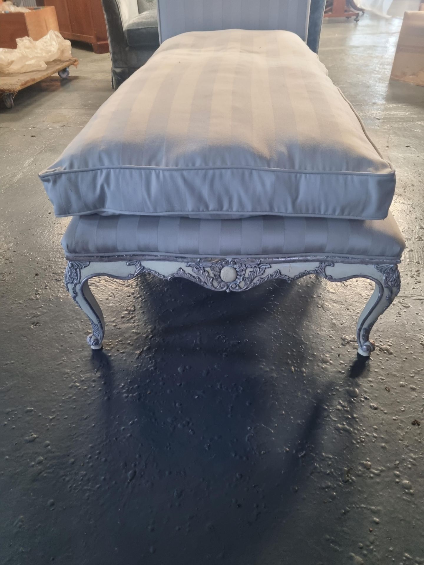 Grey Stripe Upholstered French Day Bed (Broken) Height 104cm Width 200cm Depth 75cm - Bild 2 aus 5