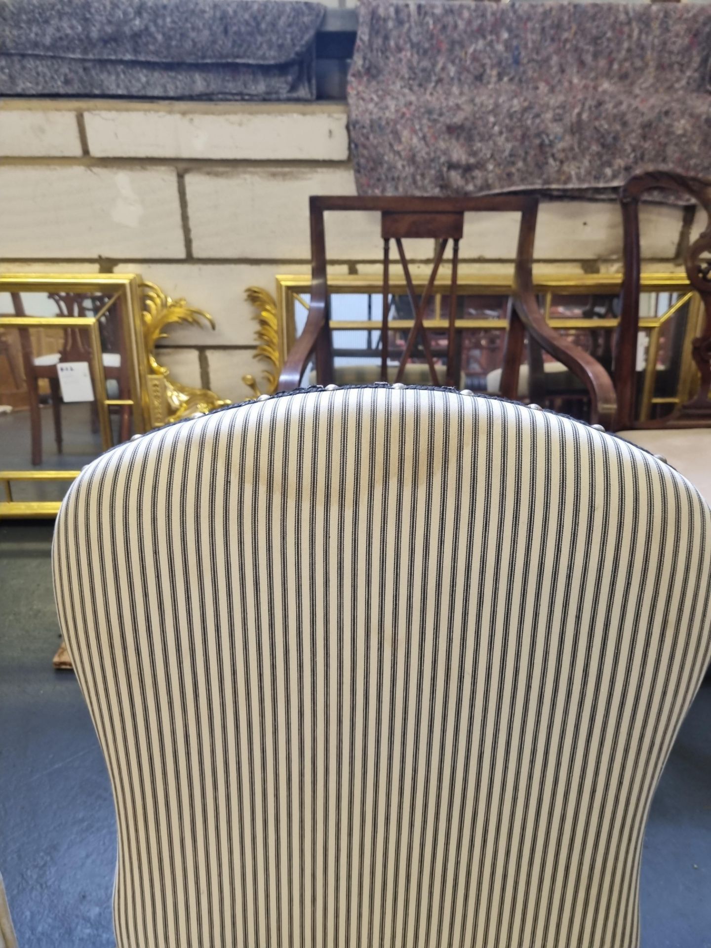 2 X Arthur Brett Handle Back Upholstered Chair With Bespoke Upholstery With Tapered Front Legs And - Bild 3 aus 3