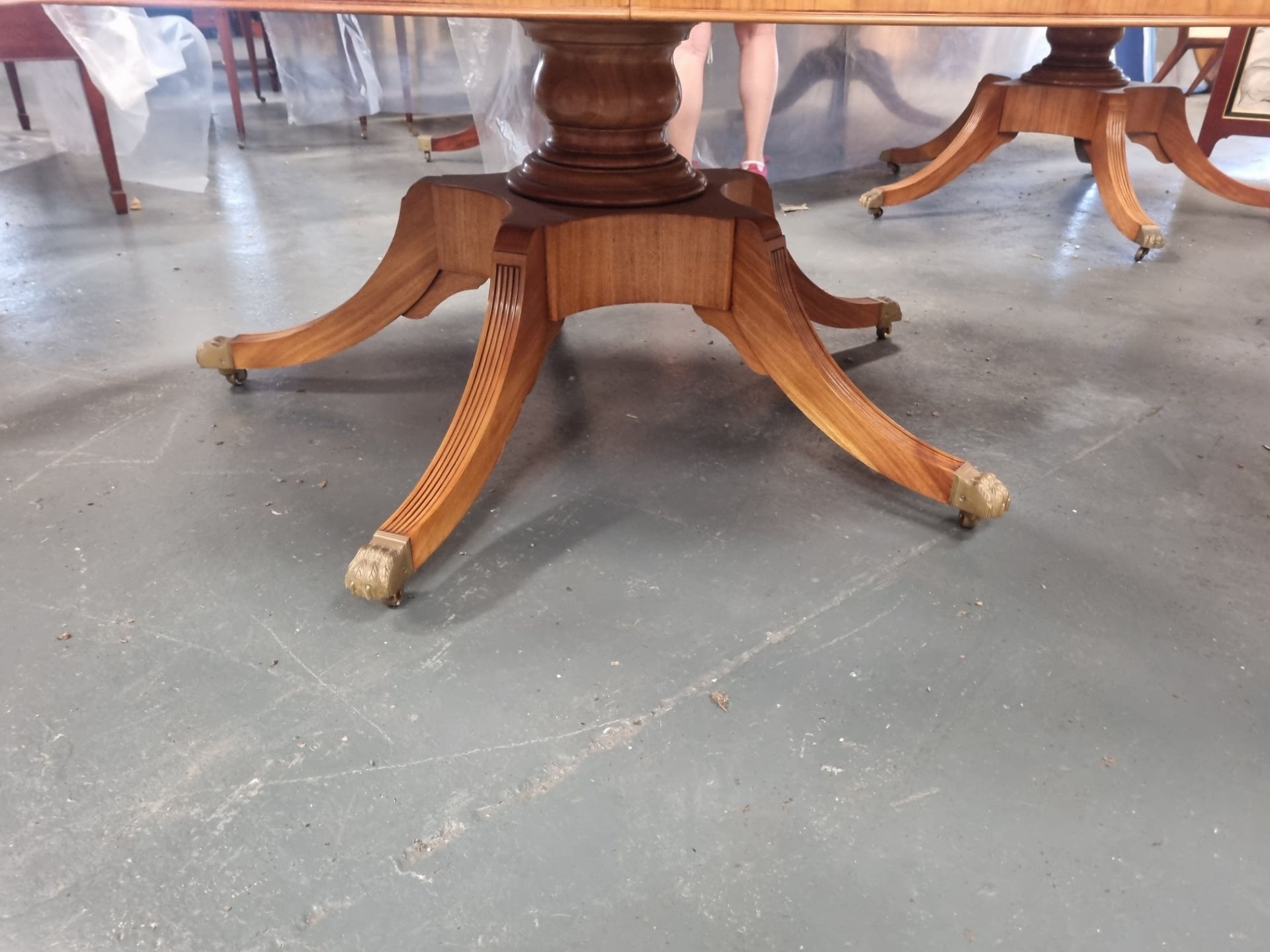 Arthur Brett E X Tending Circular Dining Table With Olivewood Veneers On One Pedestal With Five Legs - Bild 6 aus 8