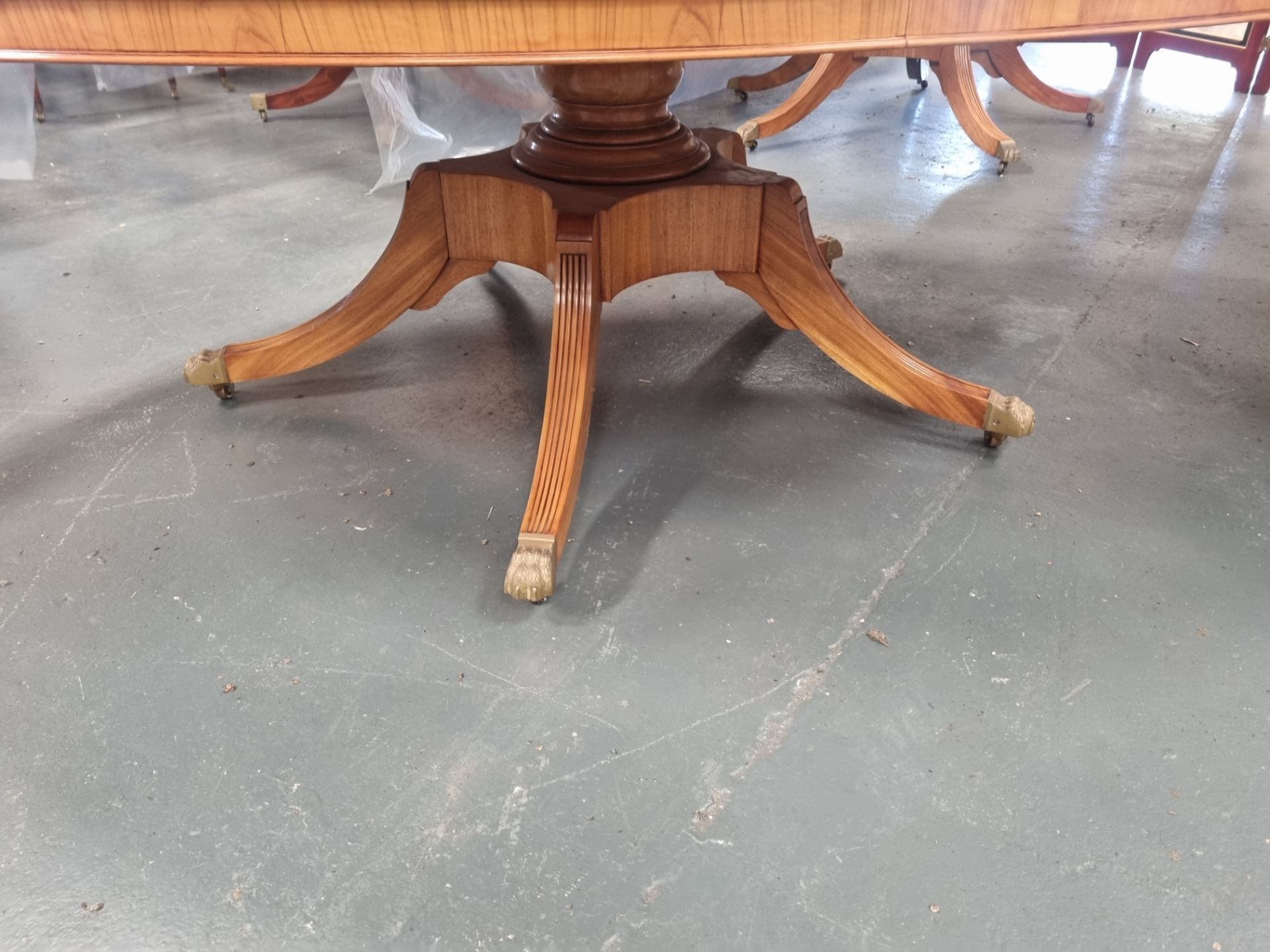 Arthur Brett E X Tending Circular Dining Table With Olivewood Veneers On One Pedestal With Five Legs - Bild 7 aus 8