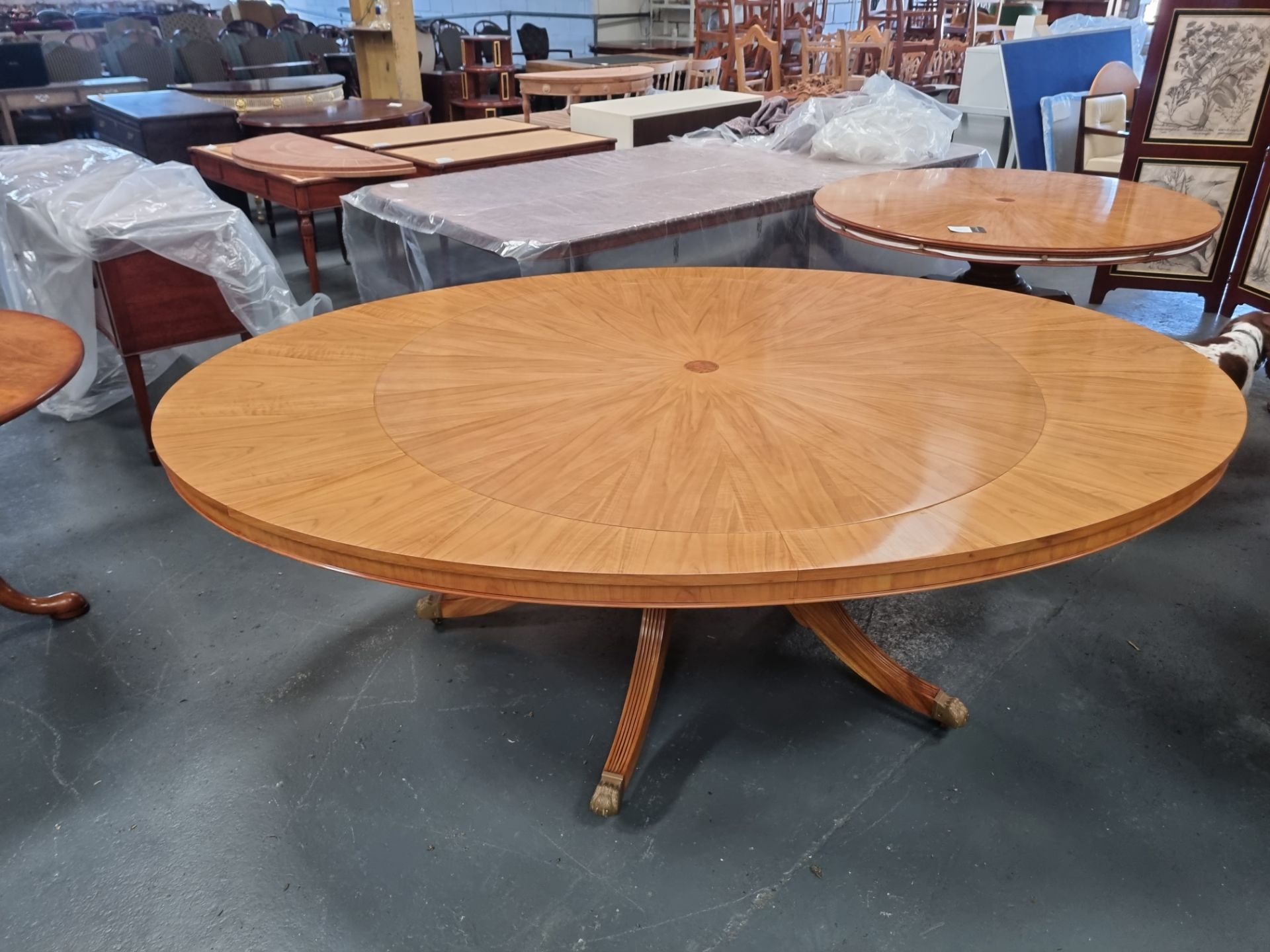 Arthur Brett E X Tending Circular Dining Table With Olivewood Veneers On One Pedestal With Five Legs - Bild 2 aus 8