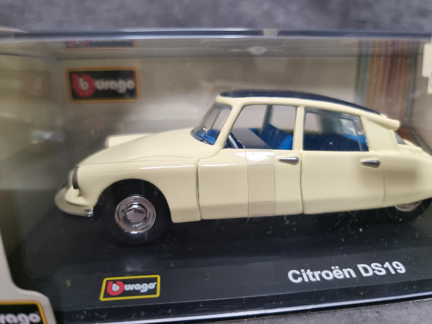 Bburago Street Classics #18-43204 Citroen DS19 1/32 Diecast Scale Model In Acrylic Display Case - Image 2 of 3