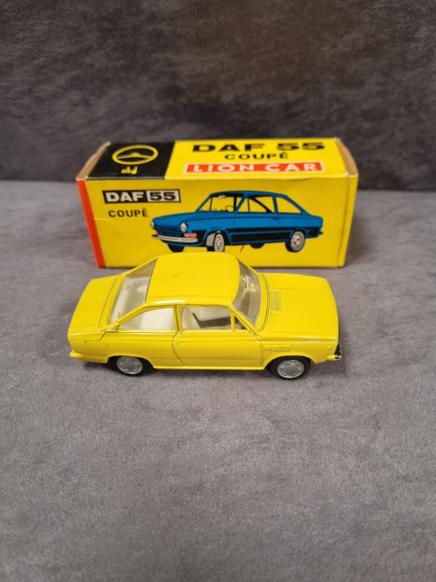 Lion Car diecast #40 DAF55 Coupe in yellow with excellent box - Bild 3 aus 4