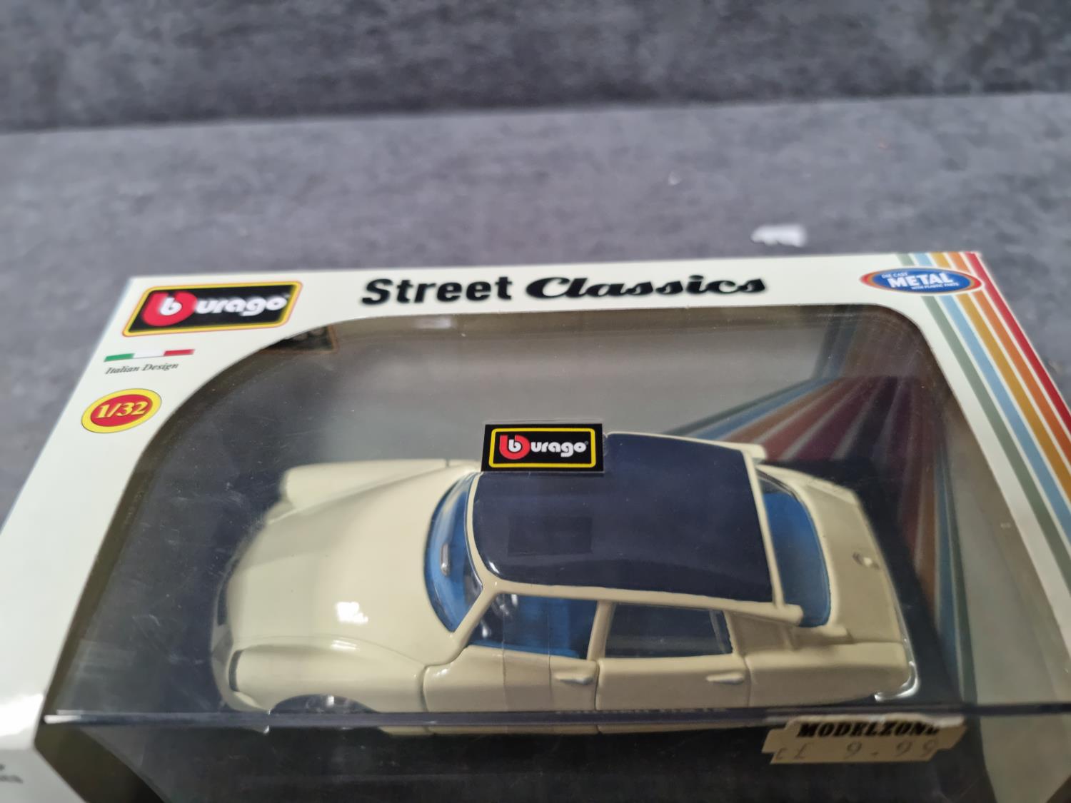 Bburago Street Classics #18-43204 Citroen DS19 1/32 Diecast Scale Model In Acrylic Display Case - Image 3 of 3