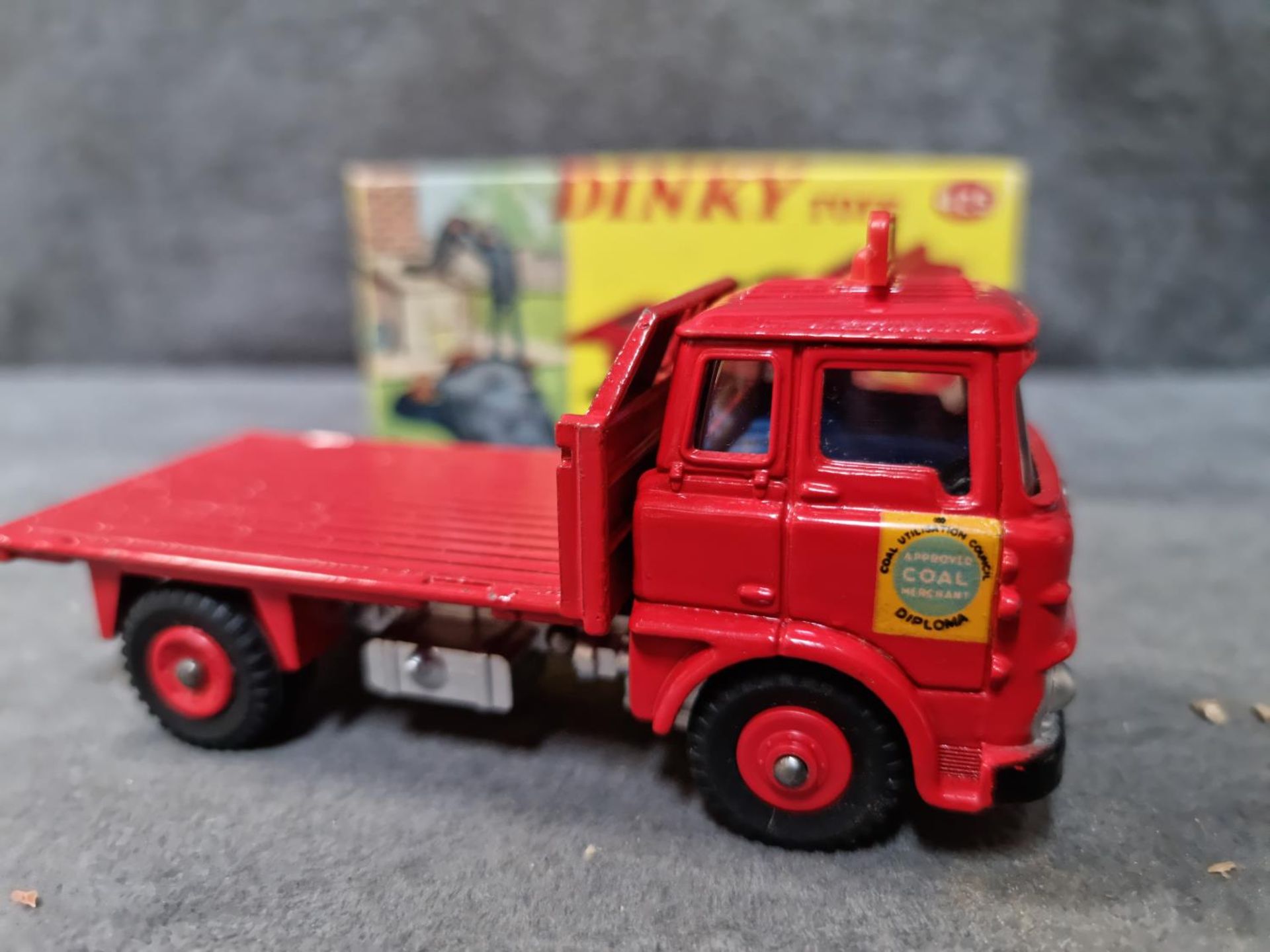 Dinky #425 Bedford TK Coal Wagon Red - Plastic Wheels. Comes With 6 Sacks Of Coal And Scales Mint - Bild 2 aus 2