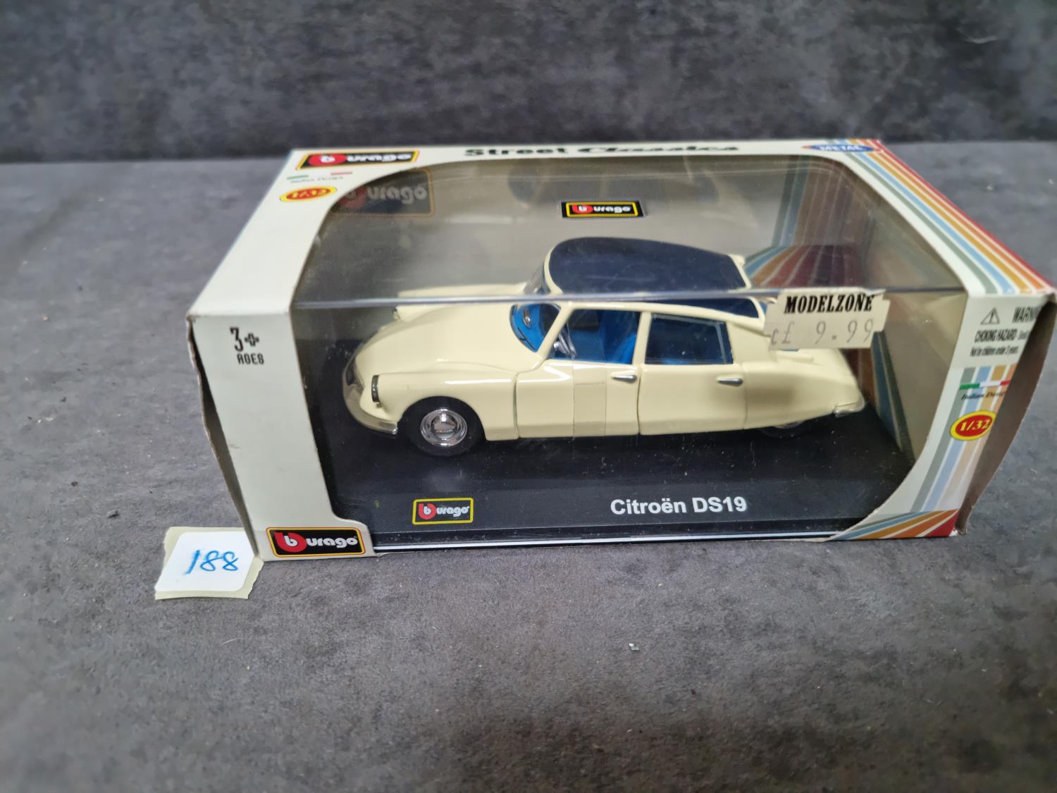 Bburago Street Classics #18-43204 Citroen DS19 1/32 Diecast Scale Model In Acrylic Display Case