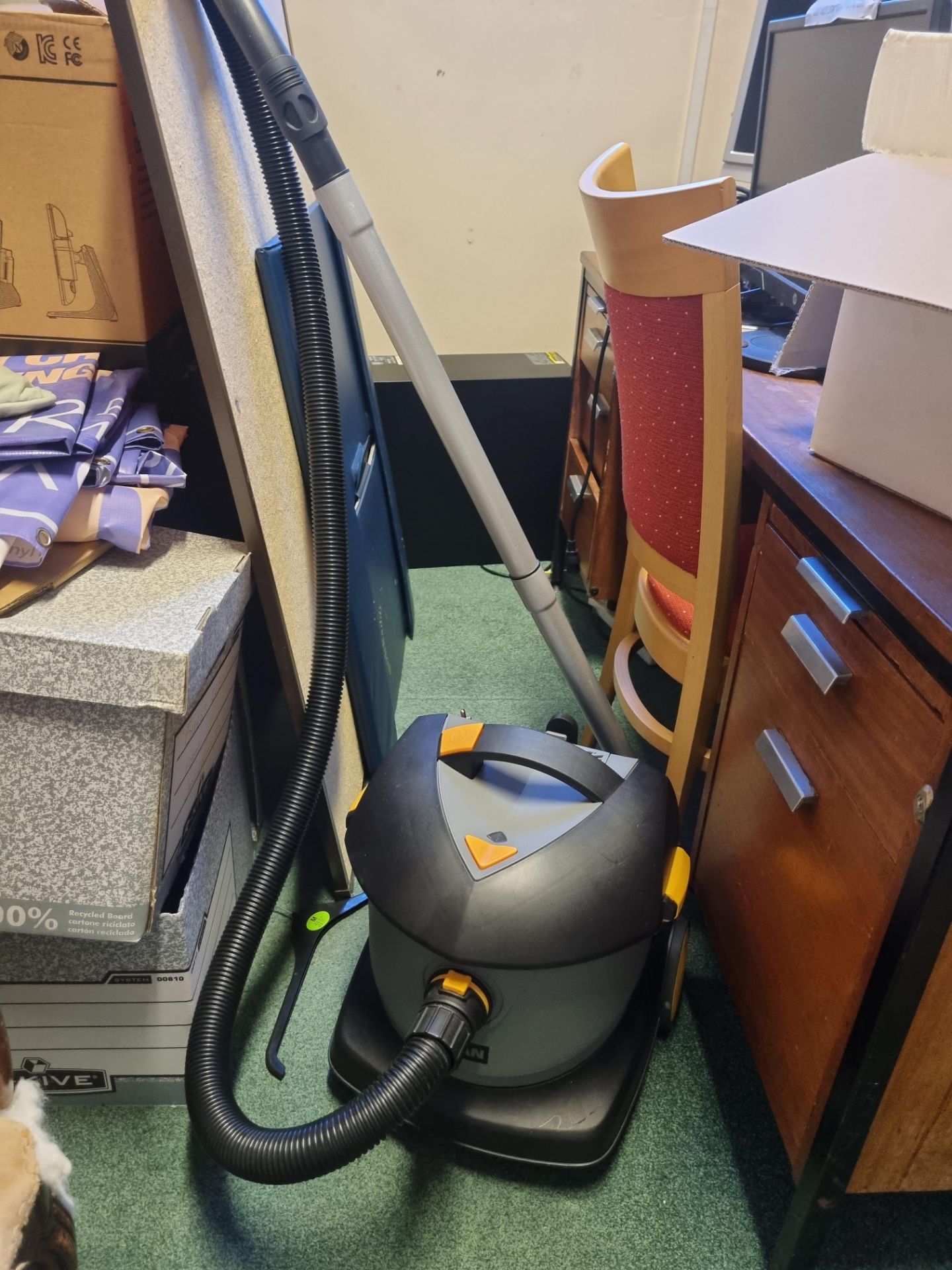 Titan Vacuum Cleaner - Bild 2 aus 2