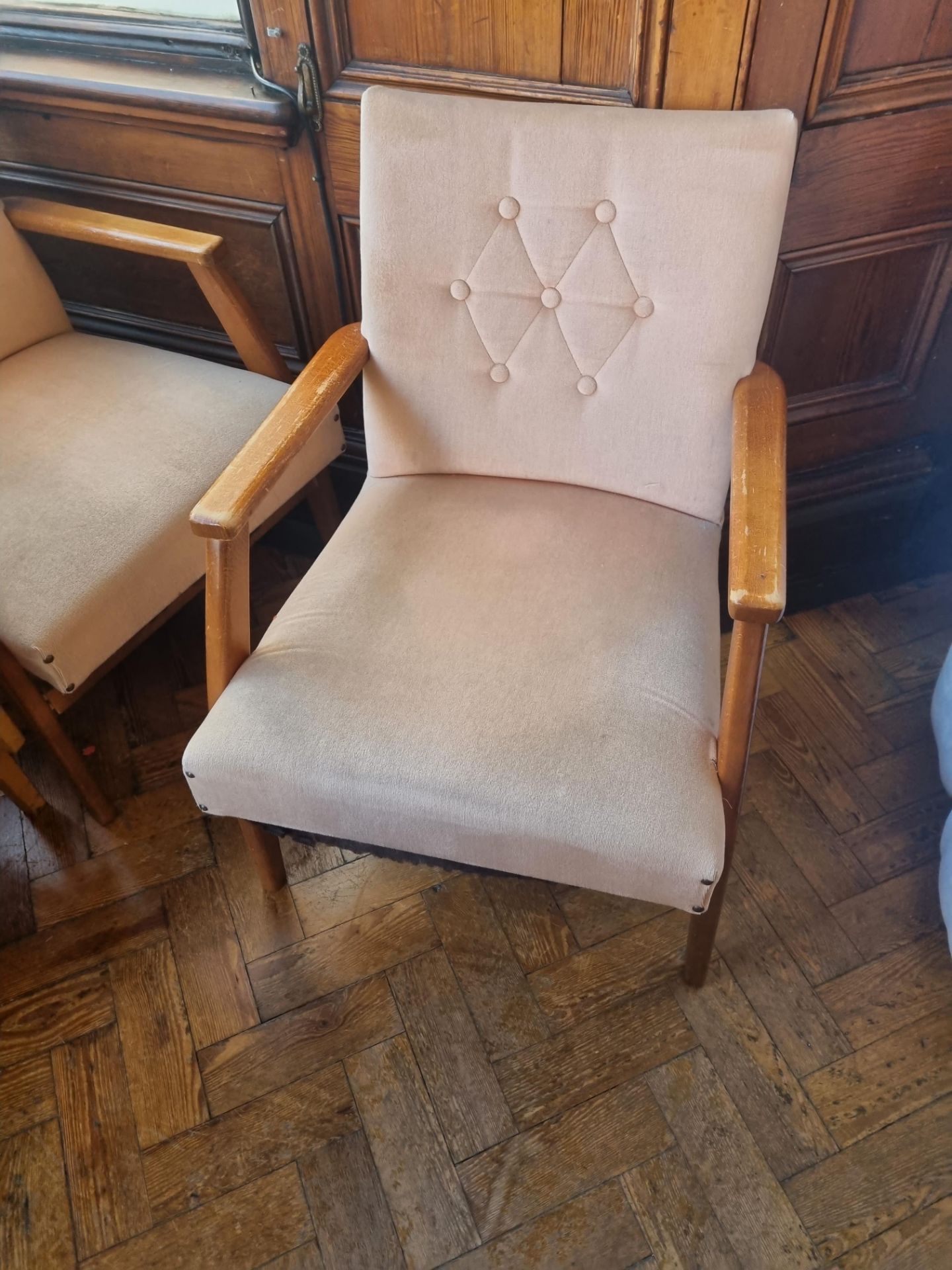 A Pair Of Wooden Beige Arm Chairs With Button Back Upholstery W 500mm D 460mm H 770mm - Bild 2 aus 2