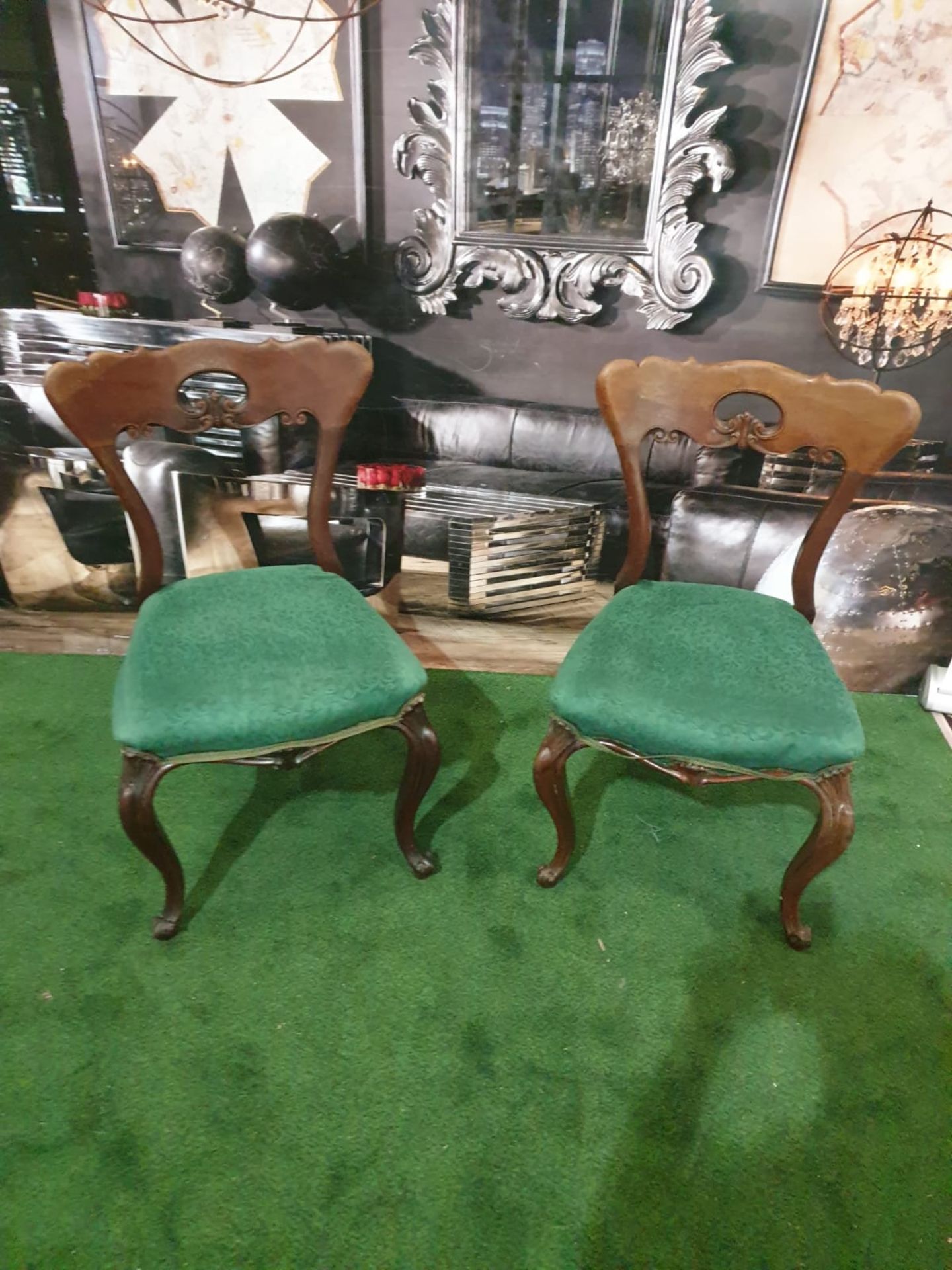 A pair of Victorian walnut chairs. The spoon shaped backs with moulded supports and a shaped and - Bild 2 aus 5
