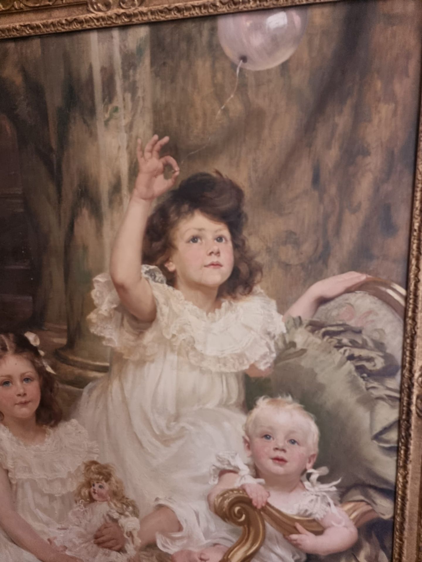 Framed oil on canvas Portrait of 3 Children with balloon and doll in subject. In ornate gilt and - Bild 5 aus 9