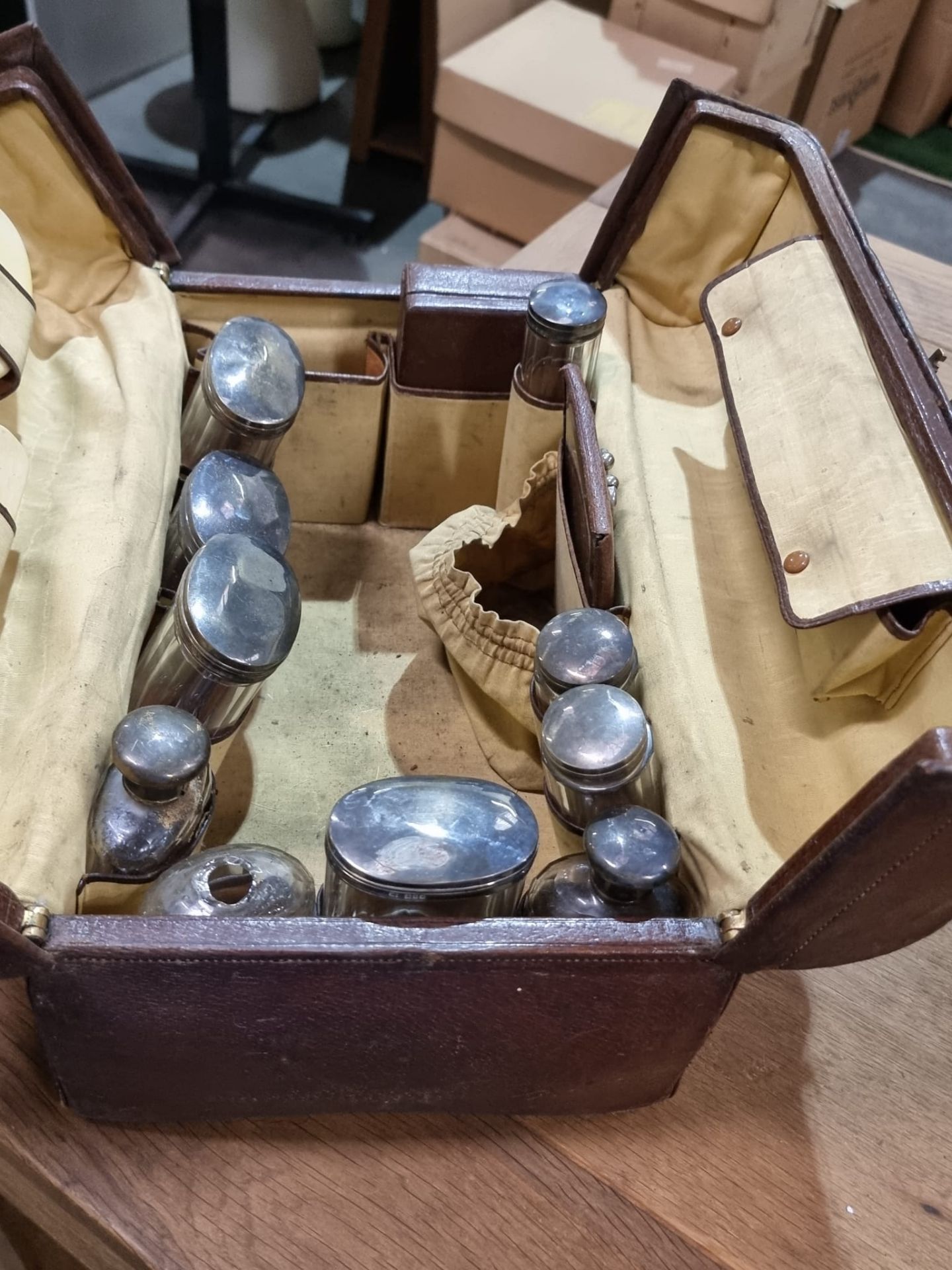 Travelling case Leather travelling vanity case fitted with silver lidded glass bottles and jars - Image 3 of 10