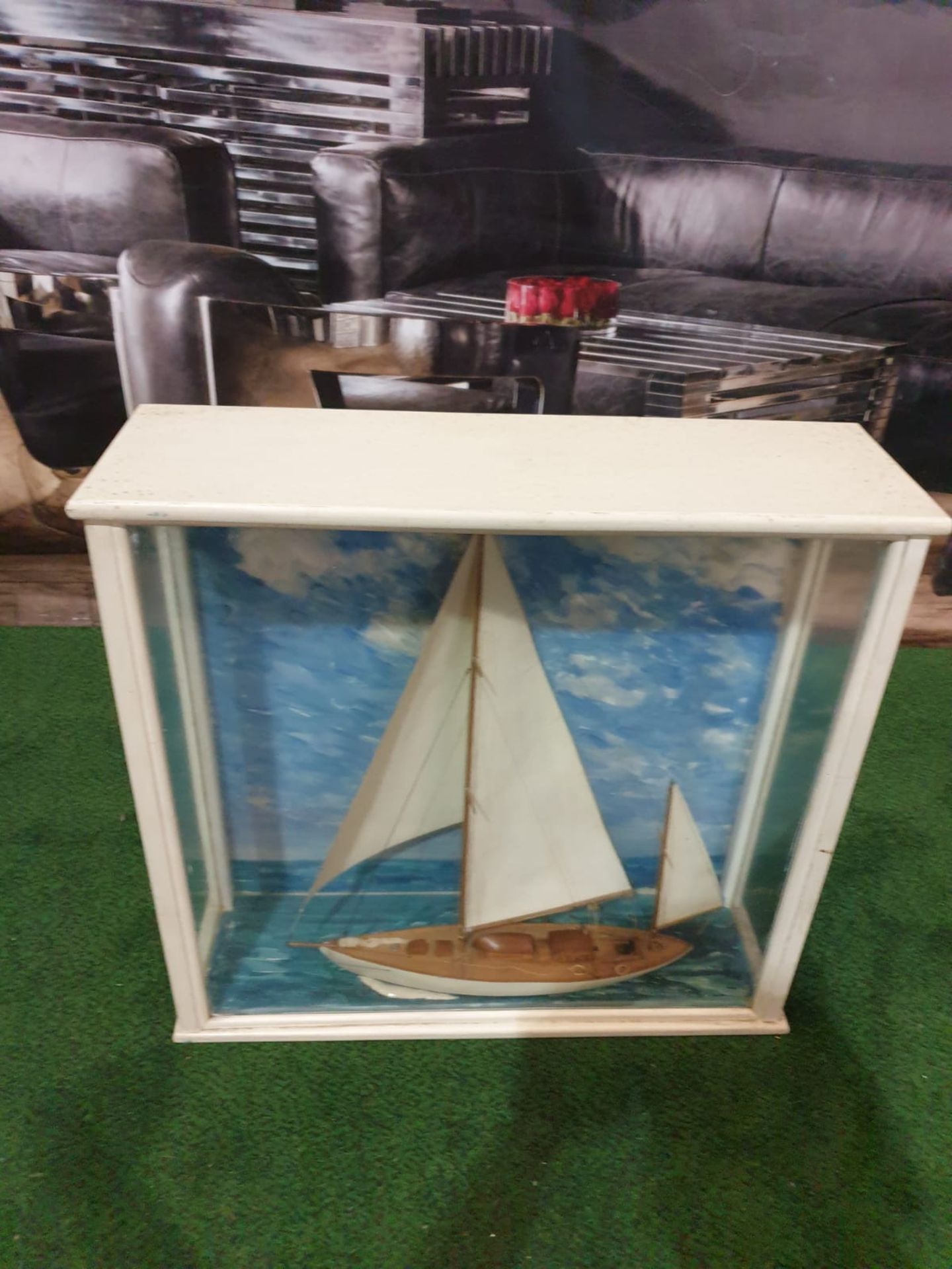 A scratch built model of a sailing yacht in a glass and painted wooden case. A scratch built model - Bild 2 aus 3