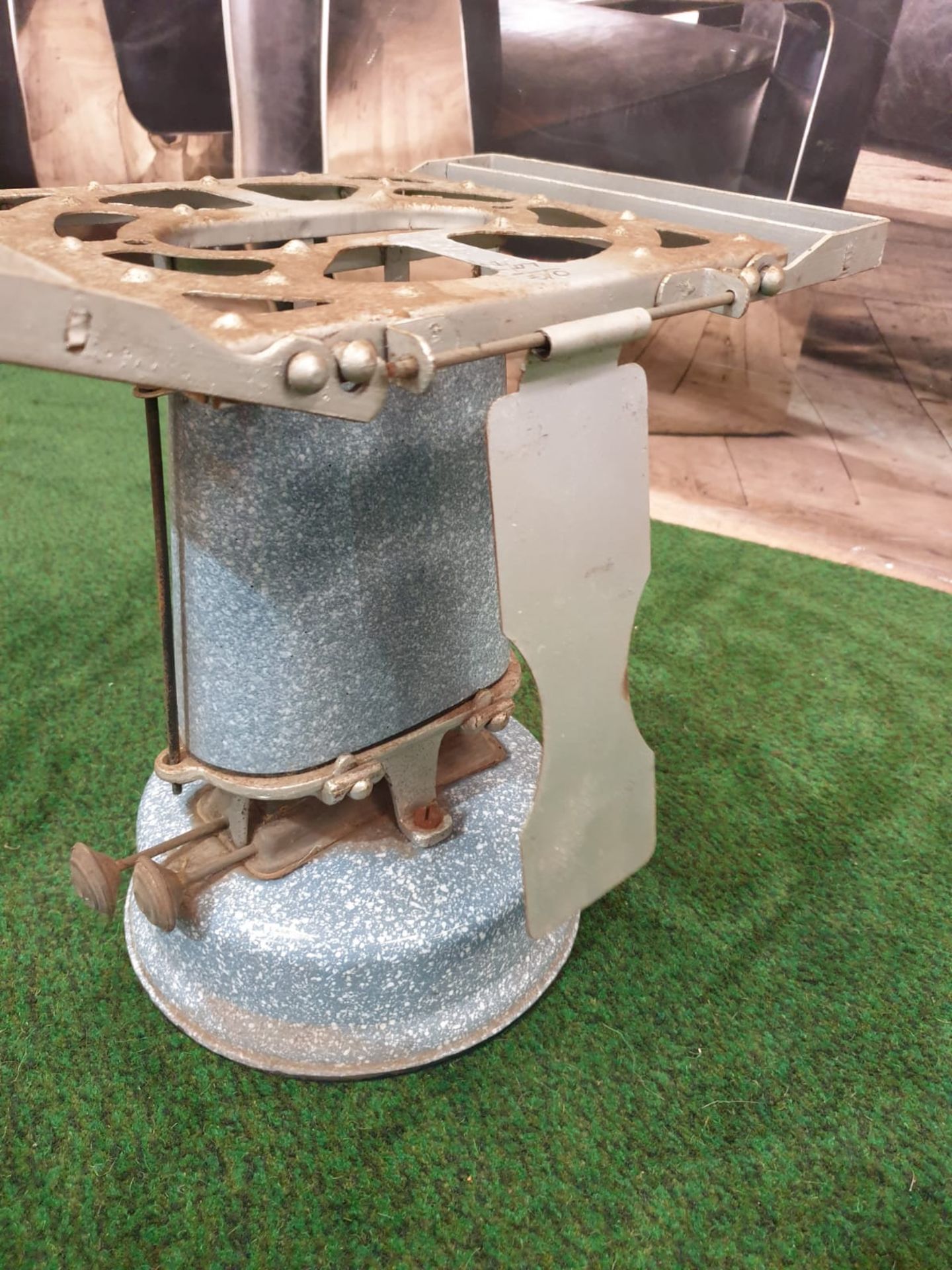 A Beatrice No.55 oil travel stove enamel cooker, paraffin driven, with circular tank at base, and - Bild 4 aus 4