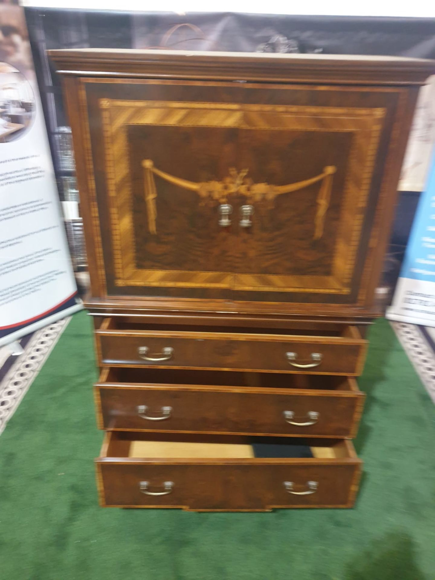 A Georgian style reproduction TV cabinet with three drawers under in mahogany veneers with a classic - Bild 2 aus 4