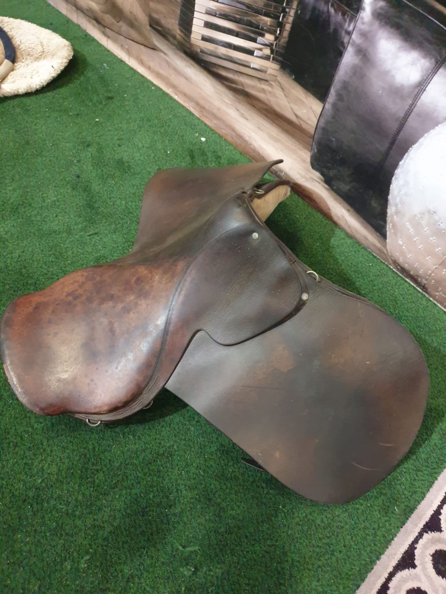 Vintage leather horses saddle. c. Circa 1960 Height 90 cm; Length 48 cm; Depth 45 cm - Bild 3 aus 4