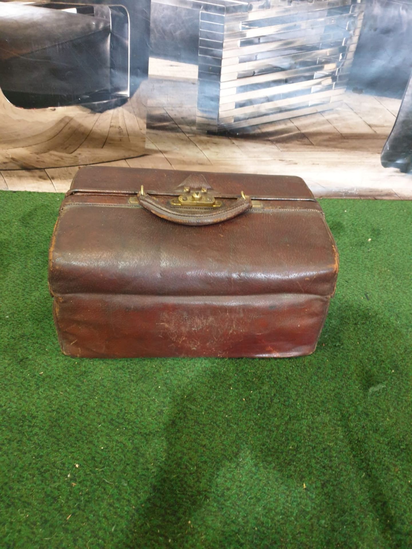 Travelling case Leather travelling vanity case fitted with silver lidded glass bottles and jars - Image 10 of 10