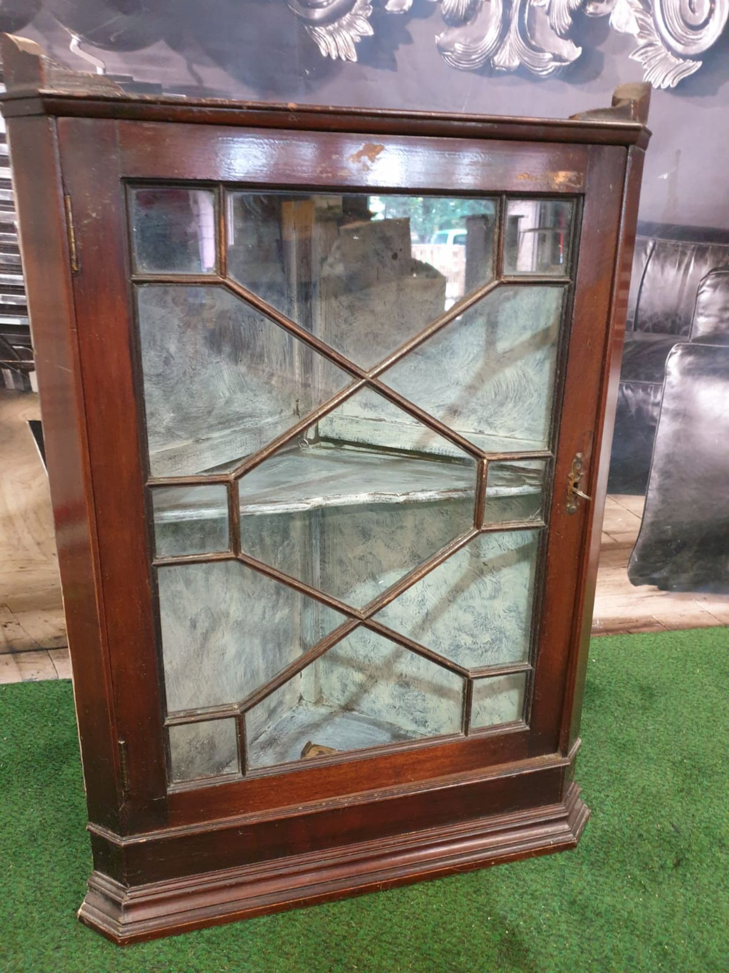 Mahogany glass corner cabinet top plinth a single glaszed door interior with two shelves 53 x 37 x - Bild 2 aus 3