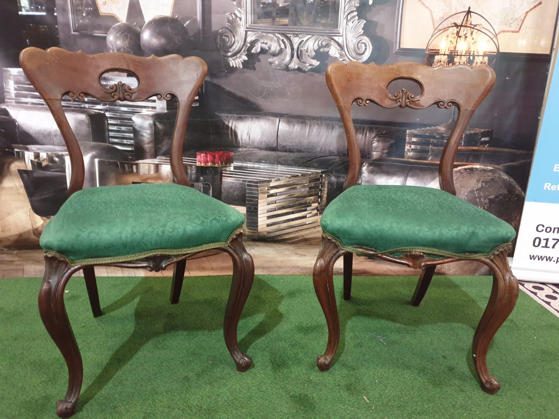 A pair of Victorian walnut chairs. The spoon shaped backs with moulded supports and a shaped and - Bild 4 aus 5