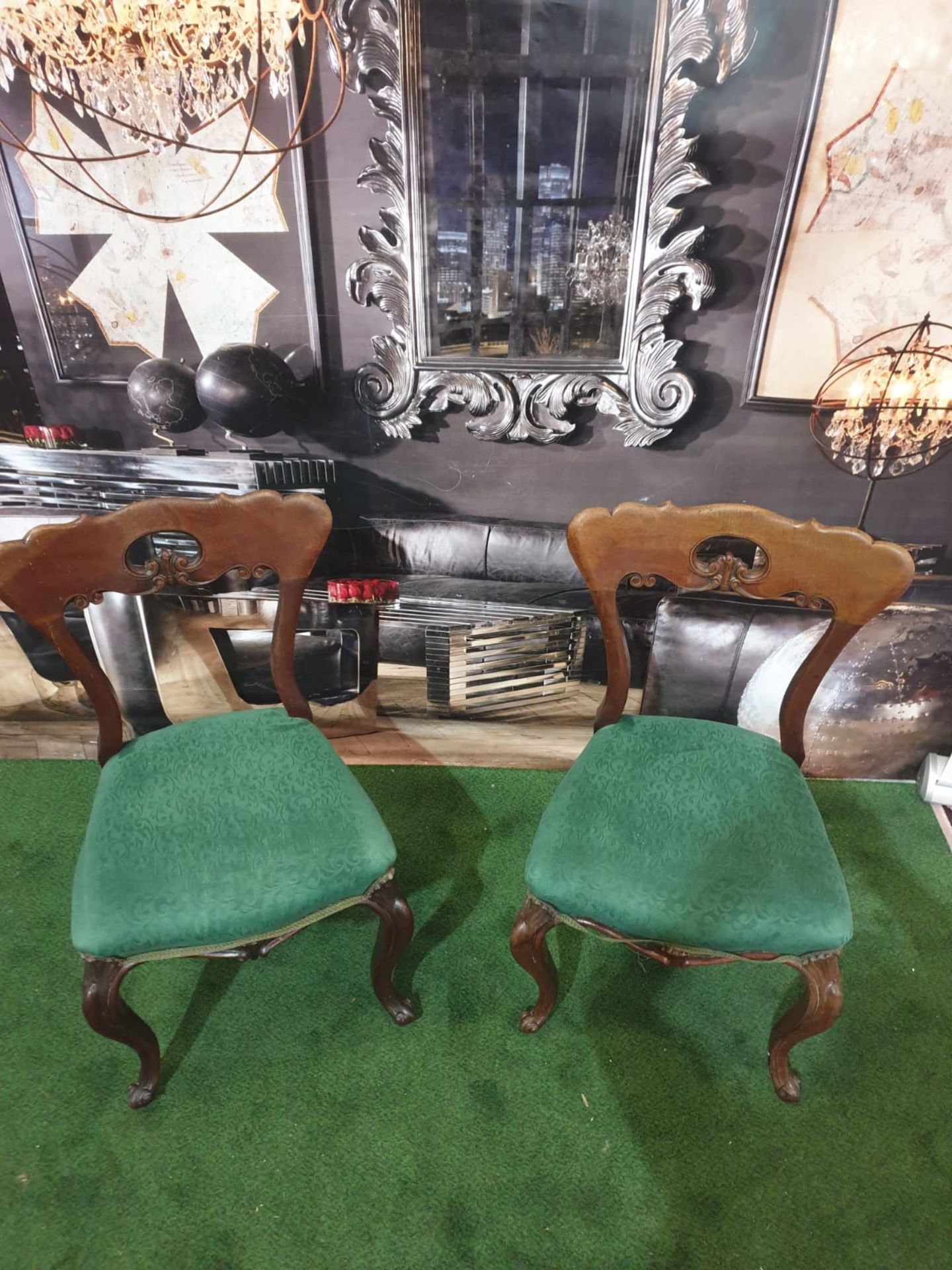A pair of Victorian walnut chairs. The spoon shaped backs with moulded supports and a shaped and - Bild 3 aus 5