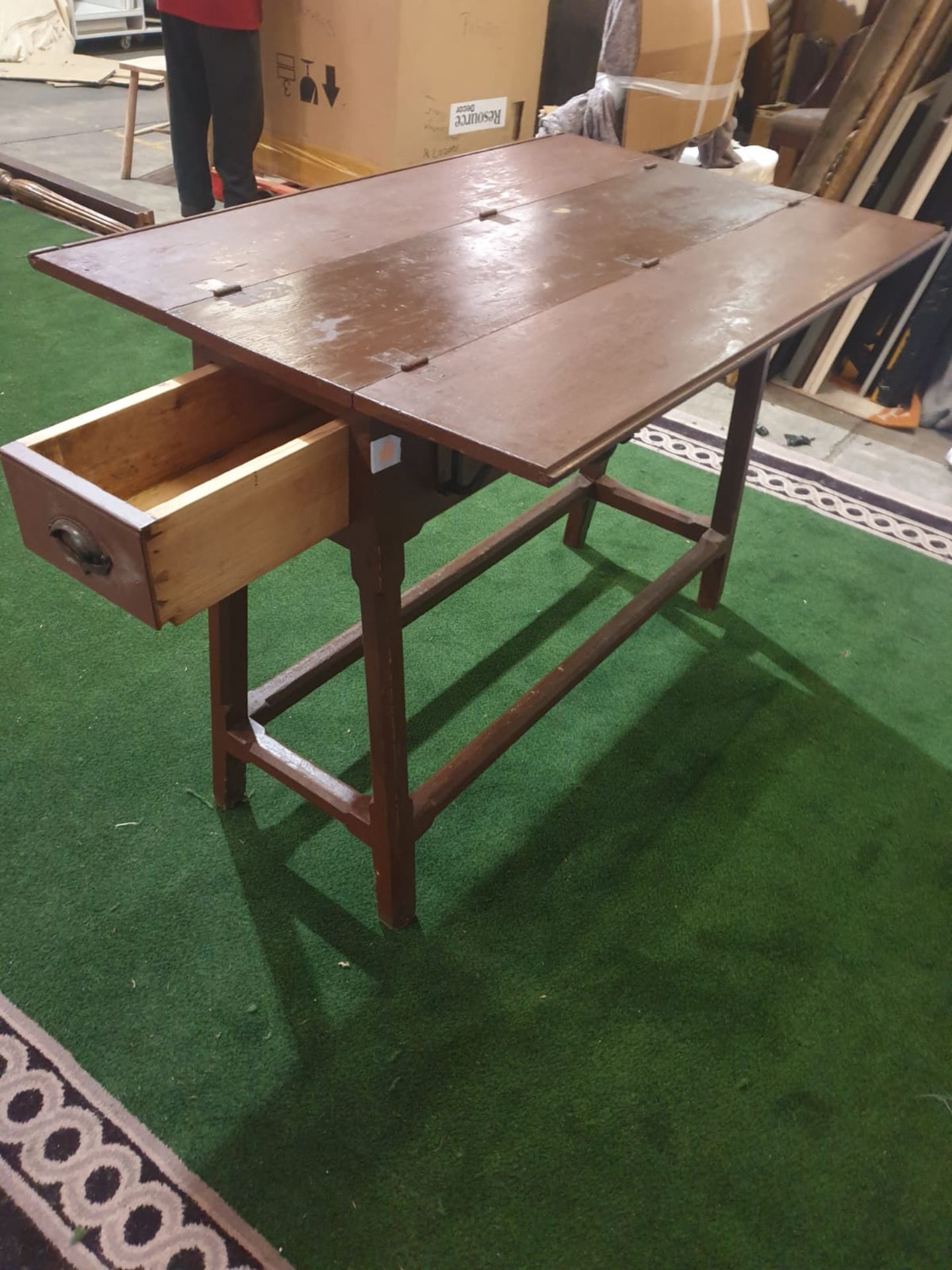 Stained wooden folding two-leaf table on tapering legs joined by a plain rail and having a drawer - Bild 2 aus 2