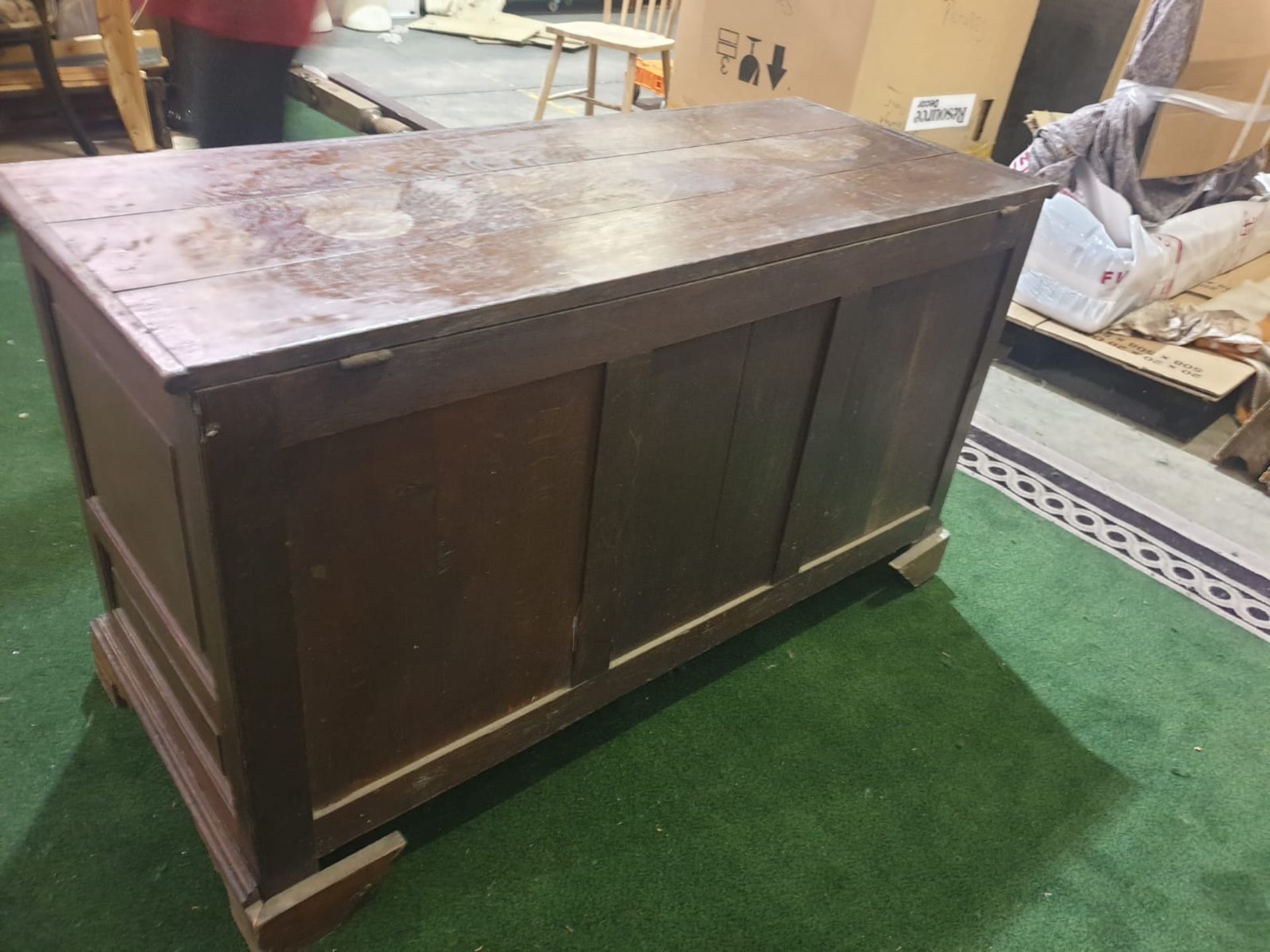 A George III oak `mule` chest. The planked hinged lid above a triple panel front and lower - Image 5 of 7