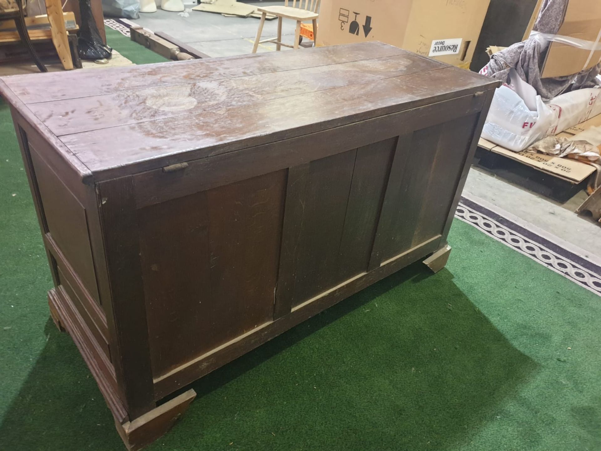 A George III oak `mule` chest. The planked hinged lid above a triple panel front and lower - Image 6 of 7